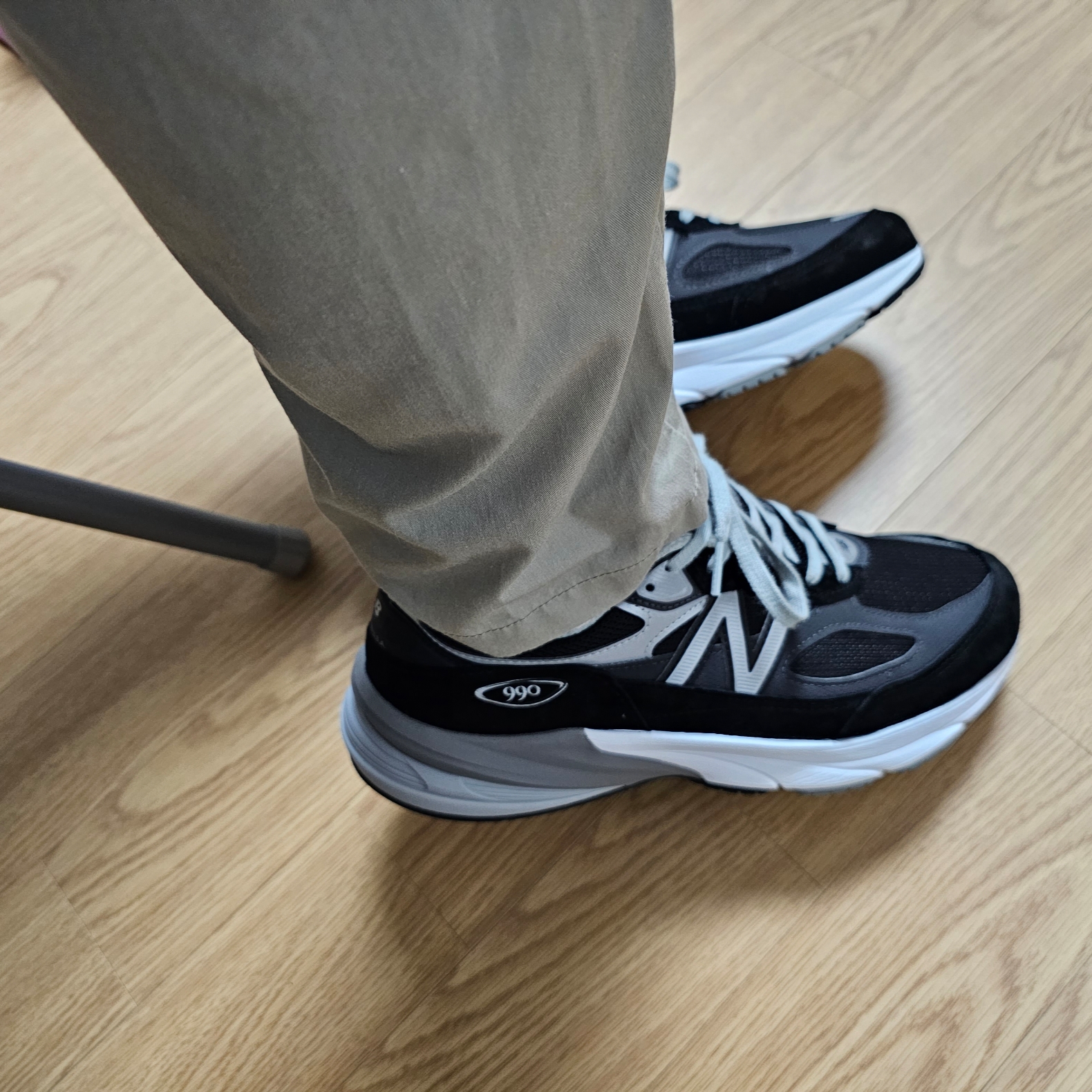 New Balance 990v6 Made in USA Black White 착용 스타일 - 3