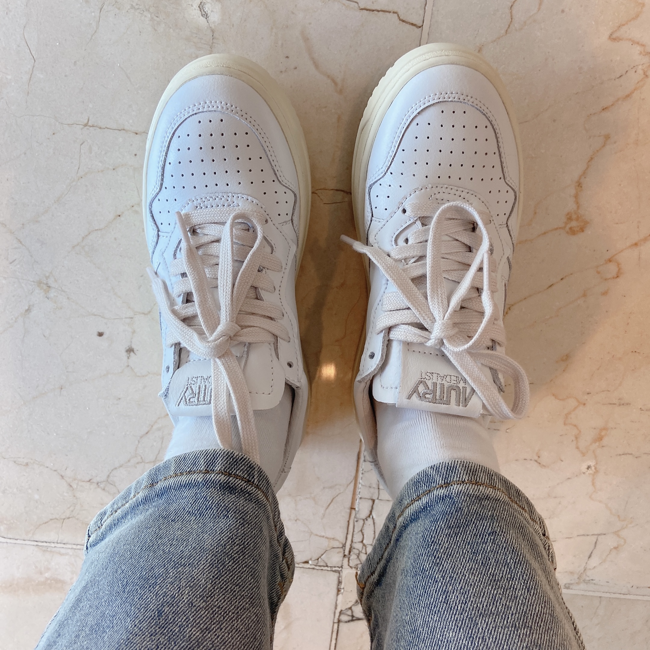 (W) Autry Medalist Low Leather Sneakers White 착용 스타일