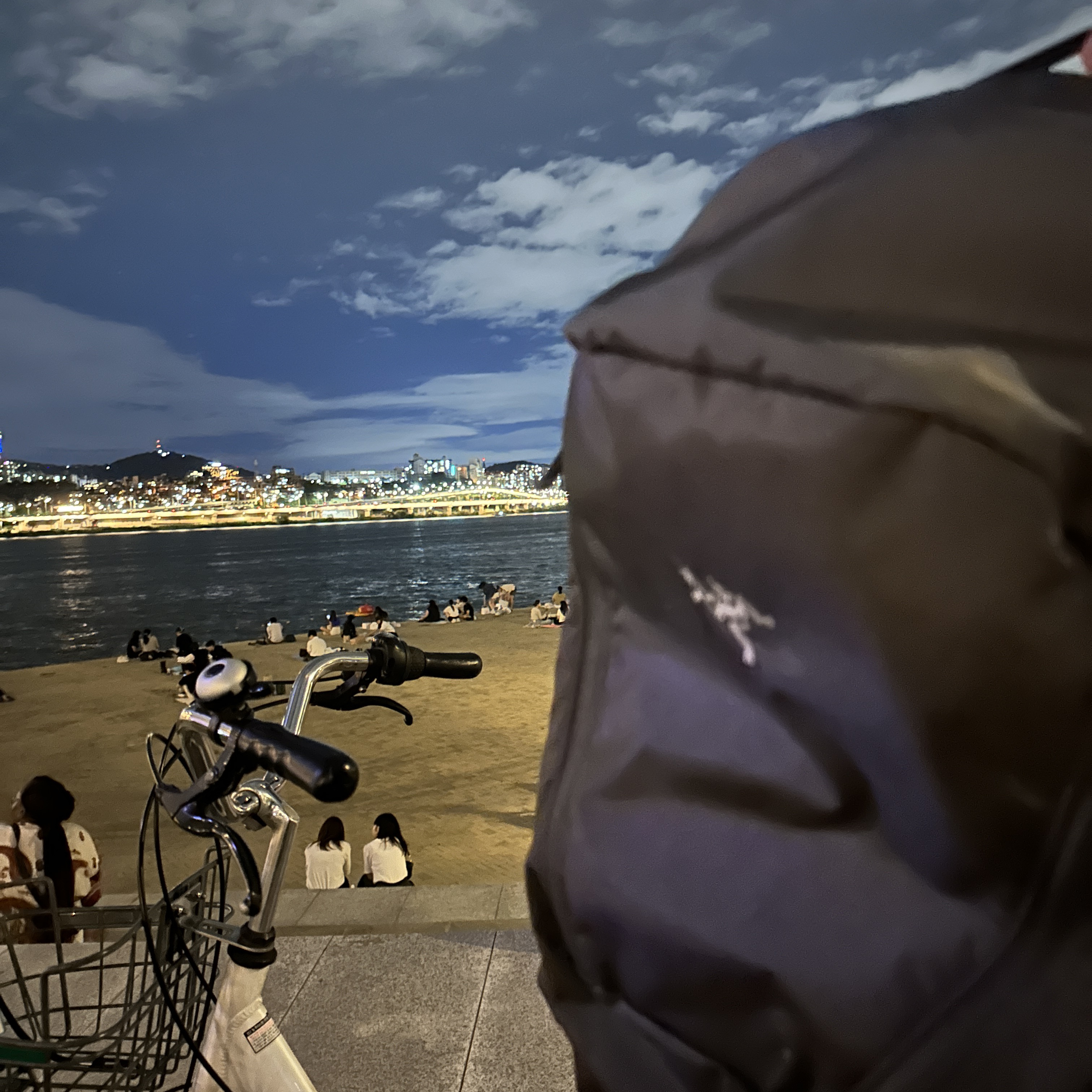Arc'teryx Mantis 26 Backpack Pilot 착용 스타일