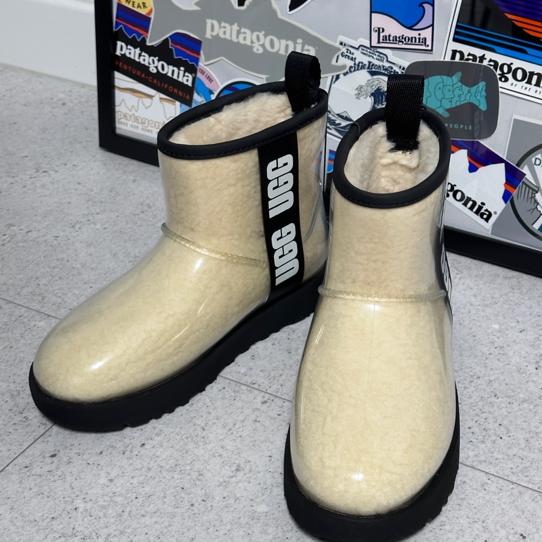 (W) UGG Classic Clear Mini Boots Natural Black 착용 스타일 - 3