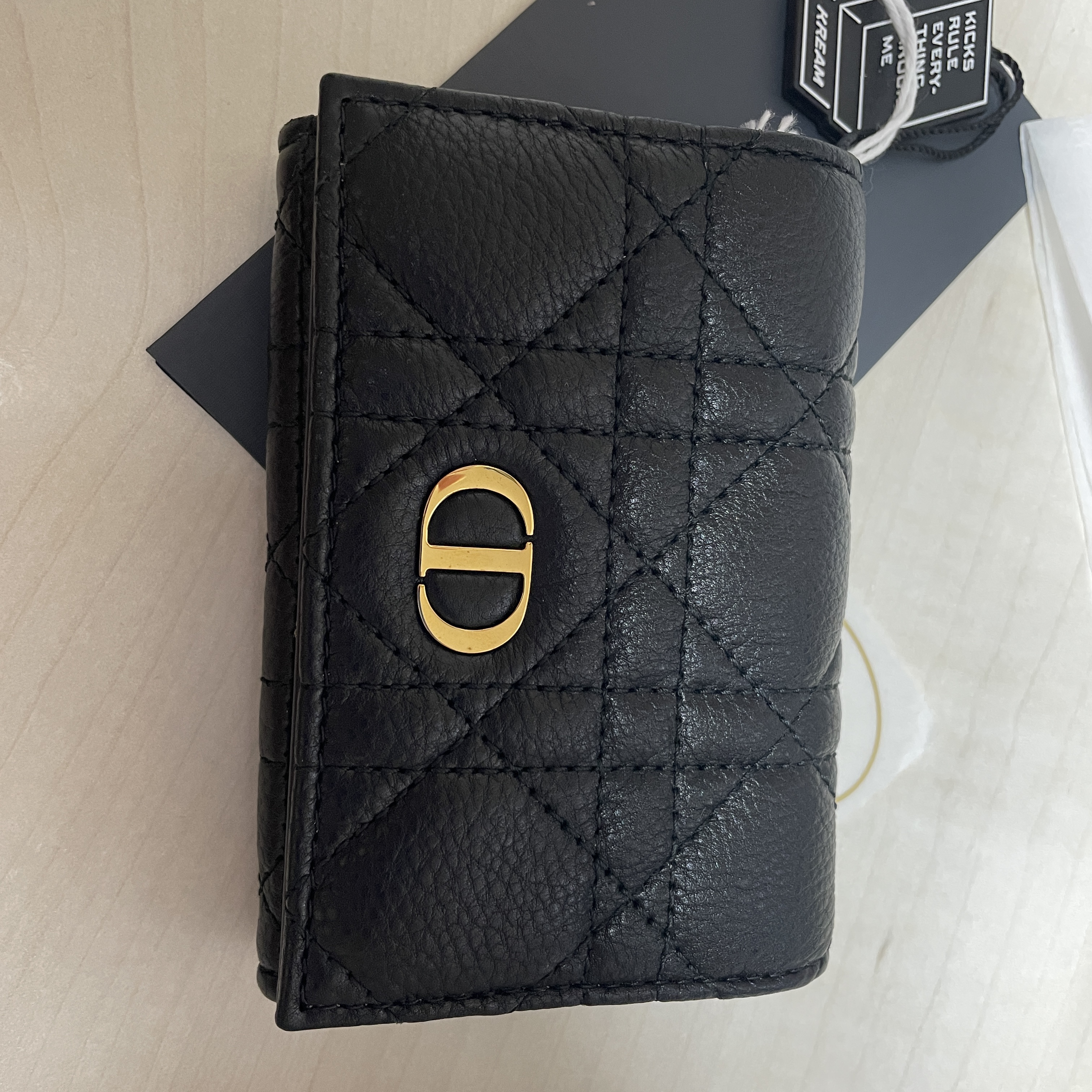 Dior Caro XS Wallet Supple Cannage Calfskin Black 착용 스타일 - 4