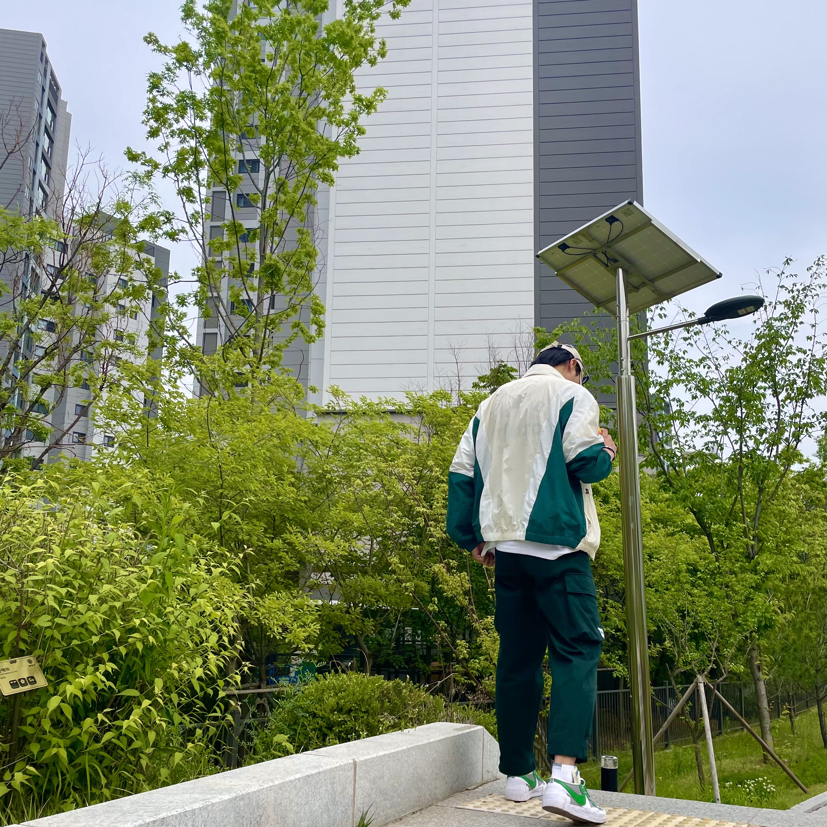 Nike x Sacai Blazer Low Classic Green, IAB Studio T-Shirt White 착용 스타일