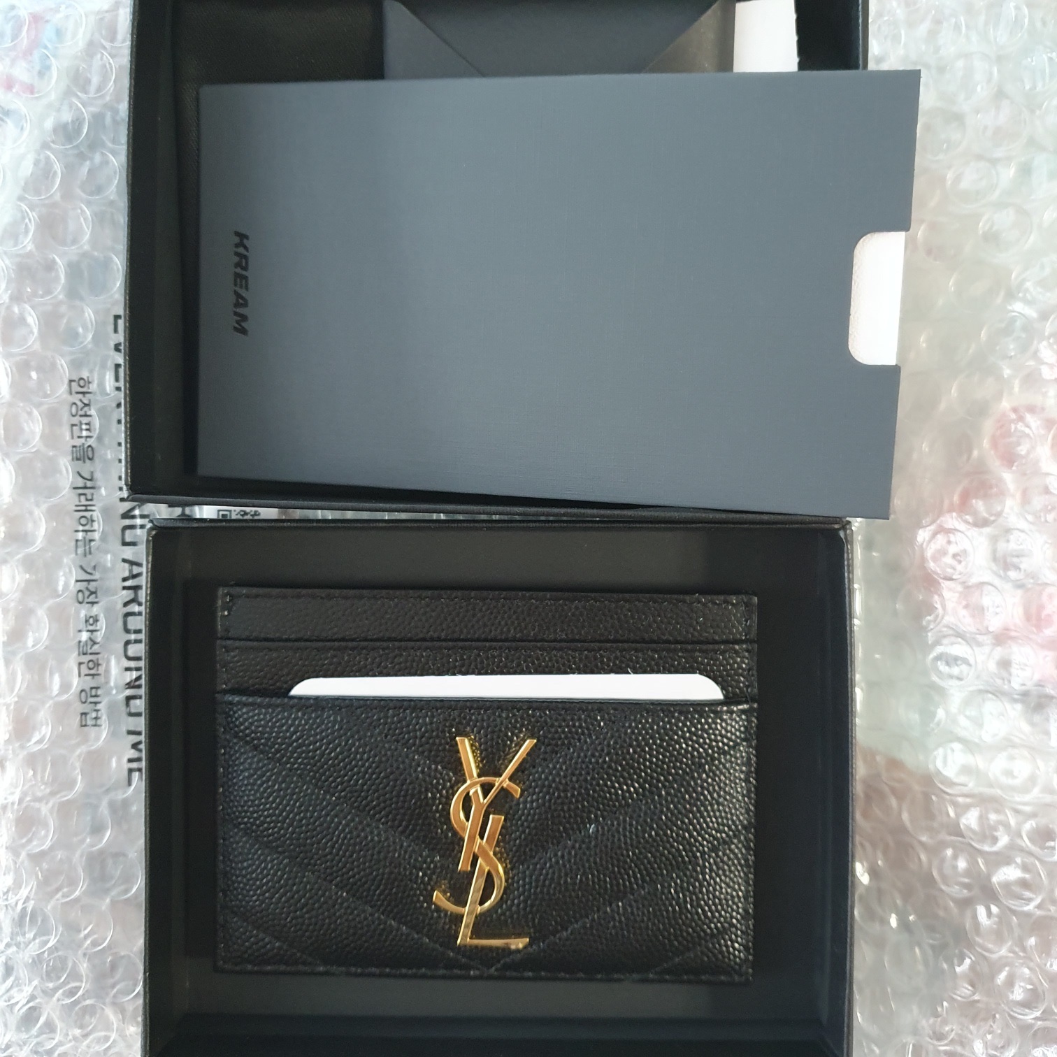 Saint Laurent Cassandre Matelasse Card Case in Grain De Poudre Embossed Leather Black 착용 스타일