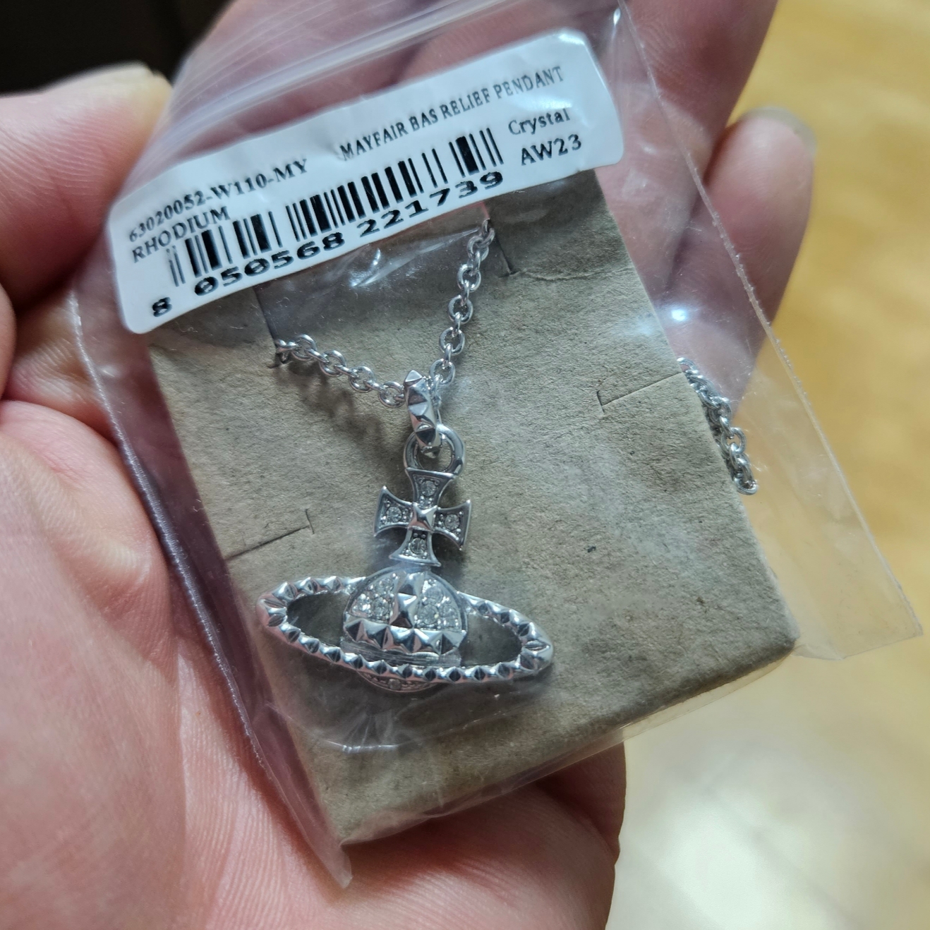 Vivienne Westwood Mayfair Bas Relief Pendant Silver 착용 스타일