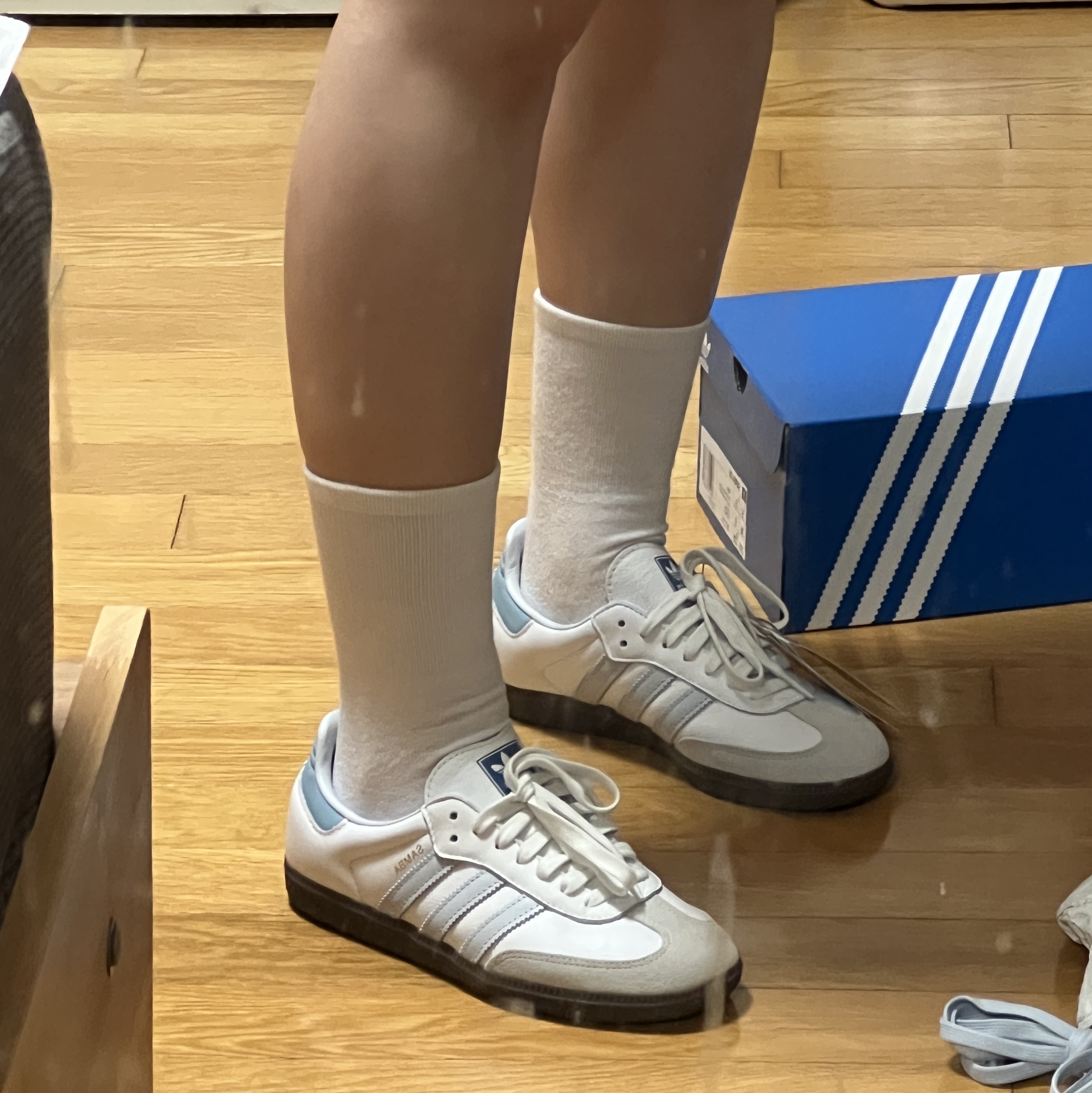 Adidas Samba OG Core White Halo Blue 착용 스타일 - 2