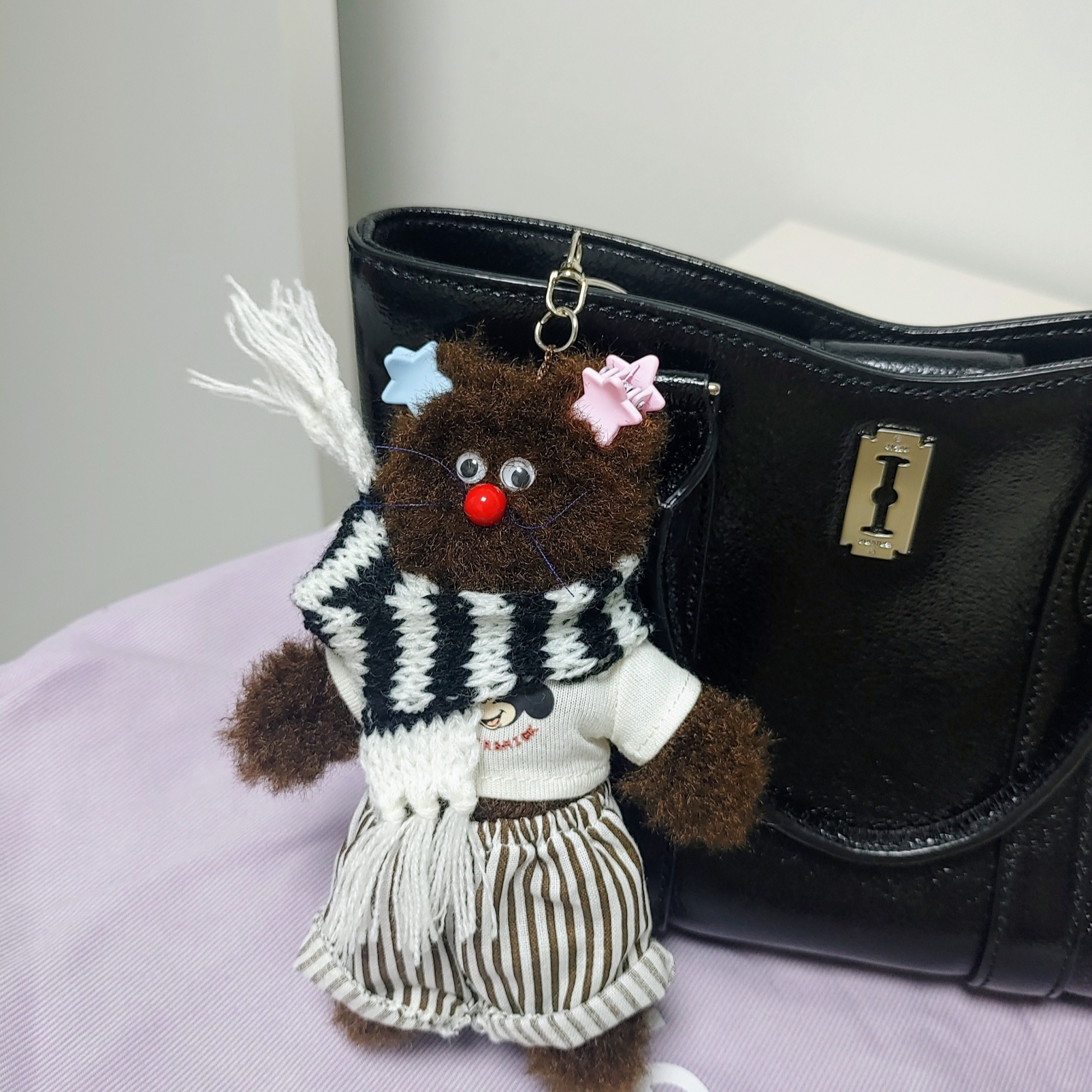 Monamhee Bred Keyring with Pink Pants Brown 착용 스타일