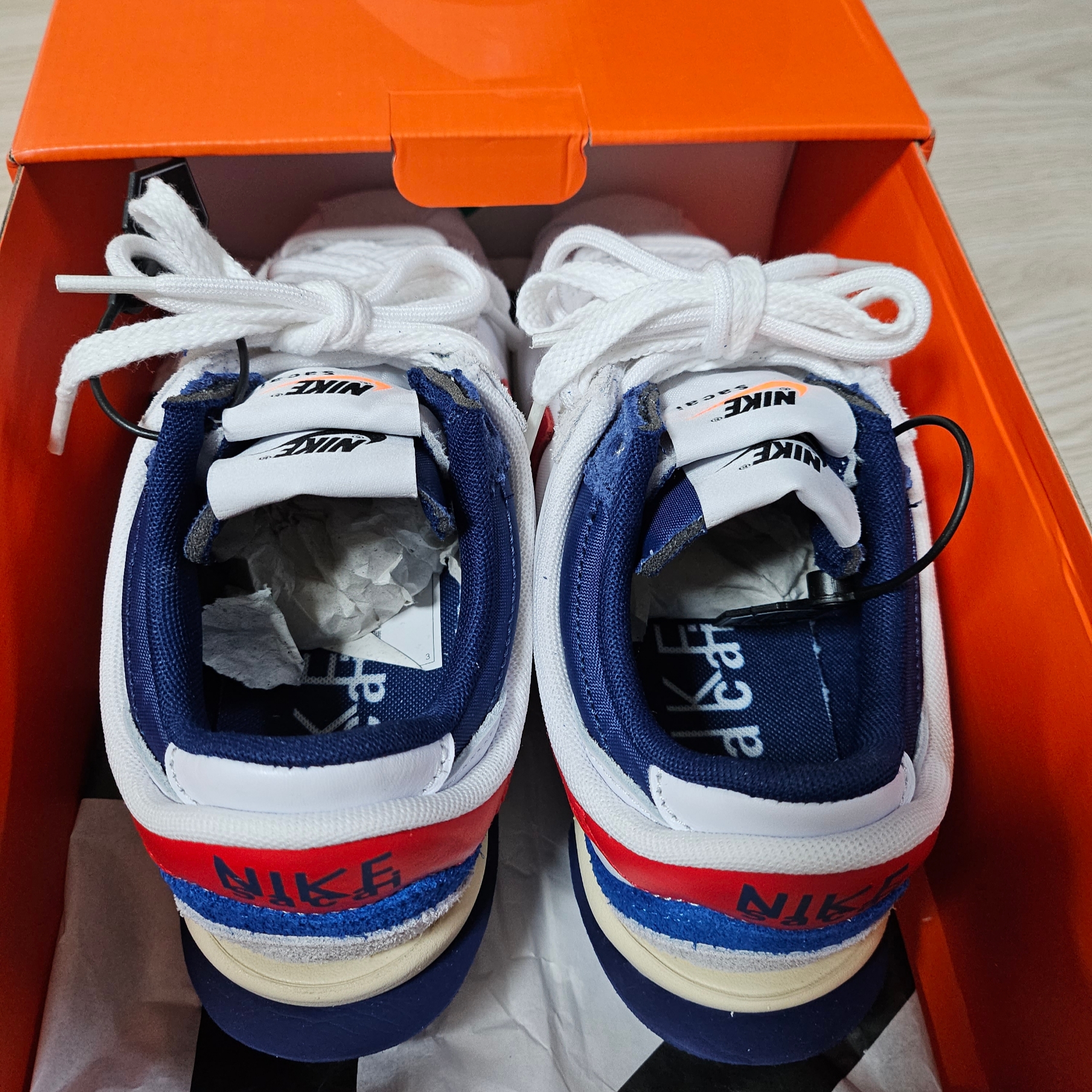 Nike x Sacai Zoom Cortez SP White and University Red 착용 스타일 - 3