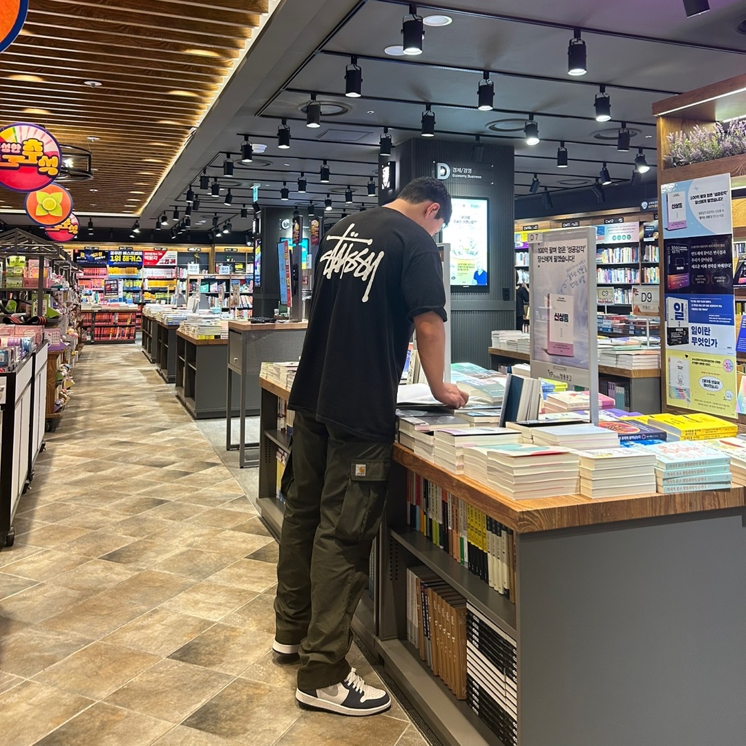 Stussy Basic Stussy Pigment Dyed T-Shirt Black 2023, Jordan 1 Retro High OG CO.JP Midnight Navy 착용 스타일