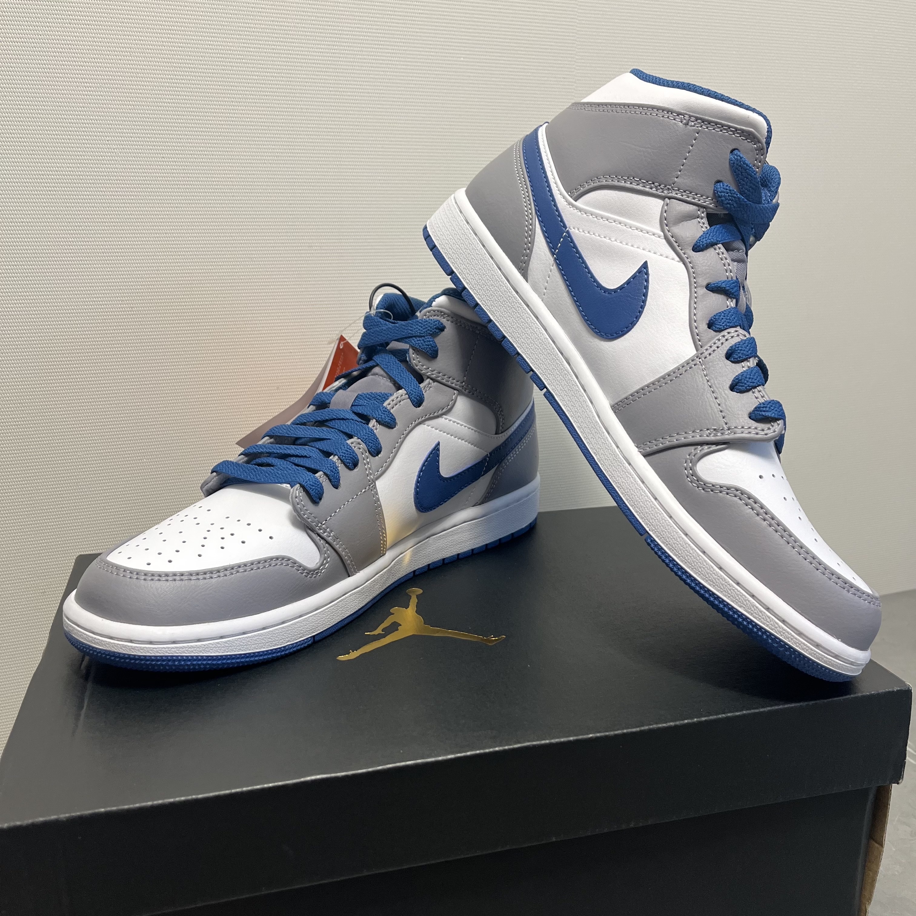 Jordan 1 Mid Cement Grey True Blue 착용 스타일