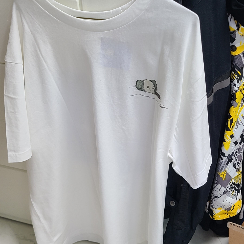 Uniqlo UT x Kaws Short Sleeve Graphic T-Shirt White 착용 스타일 - 2
