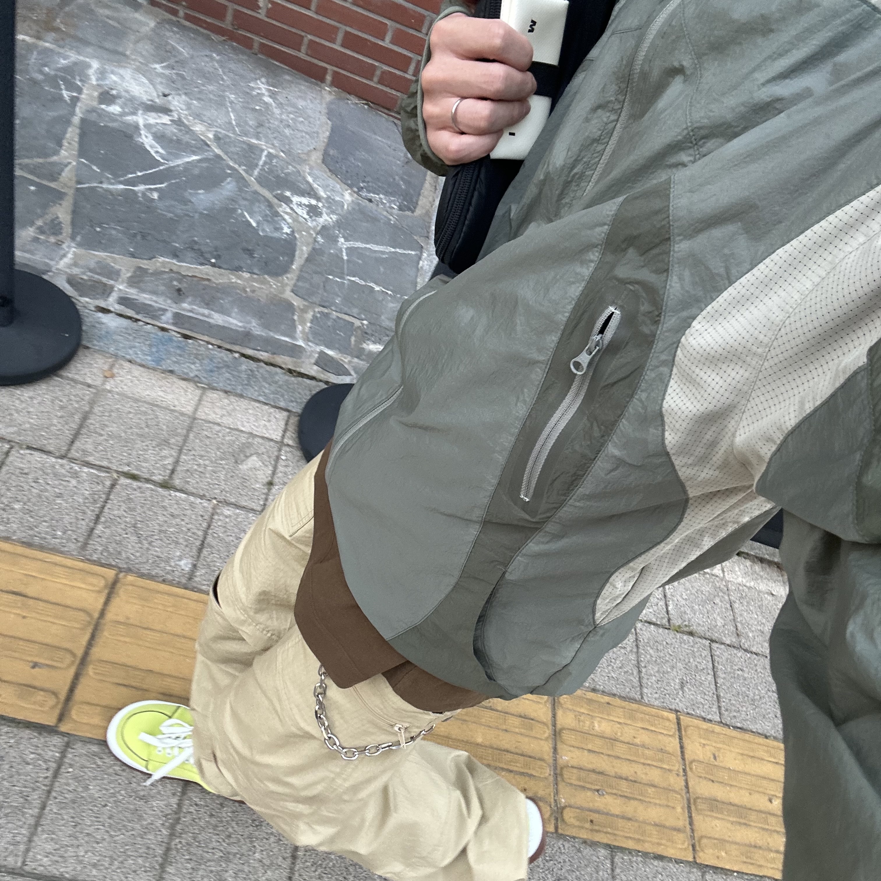 Sansan Gear Sprinter Jacket Light Khaki - 23SS, Our Legacy Ladon Brass Keychain Matte Nickel 착용 스타일 - 2