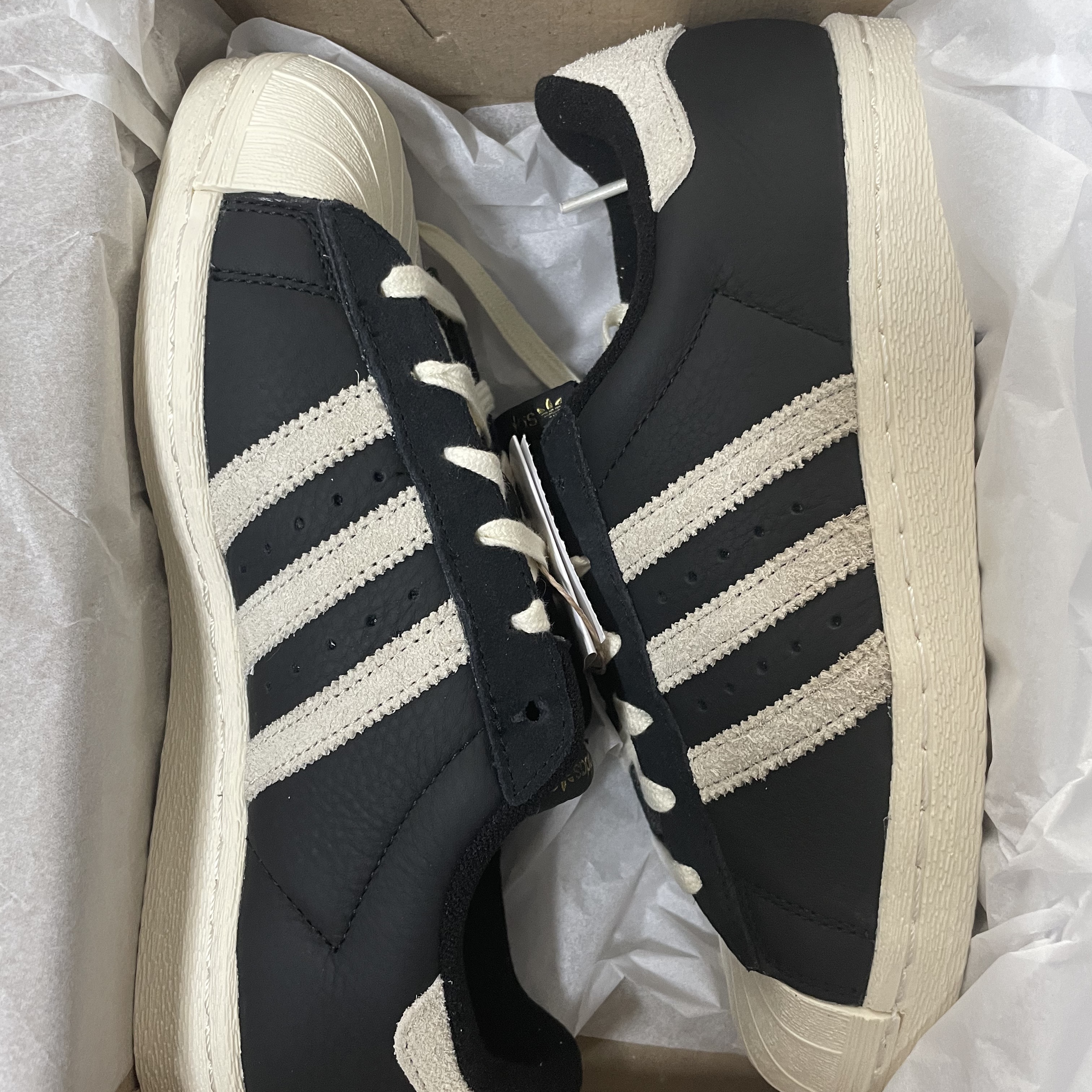 Adidas Superstar 82 Black White 착용 스타일