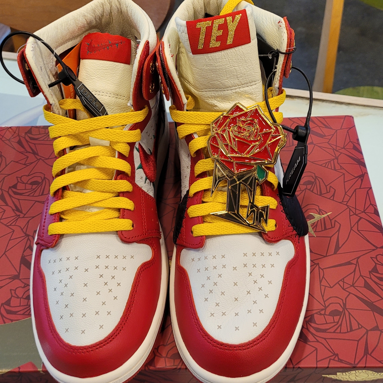 (W) Jordan 1 x Teyana Taylor Zoom CMFT 2 Gym Red 착용 스타일 - 3