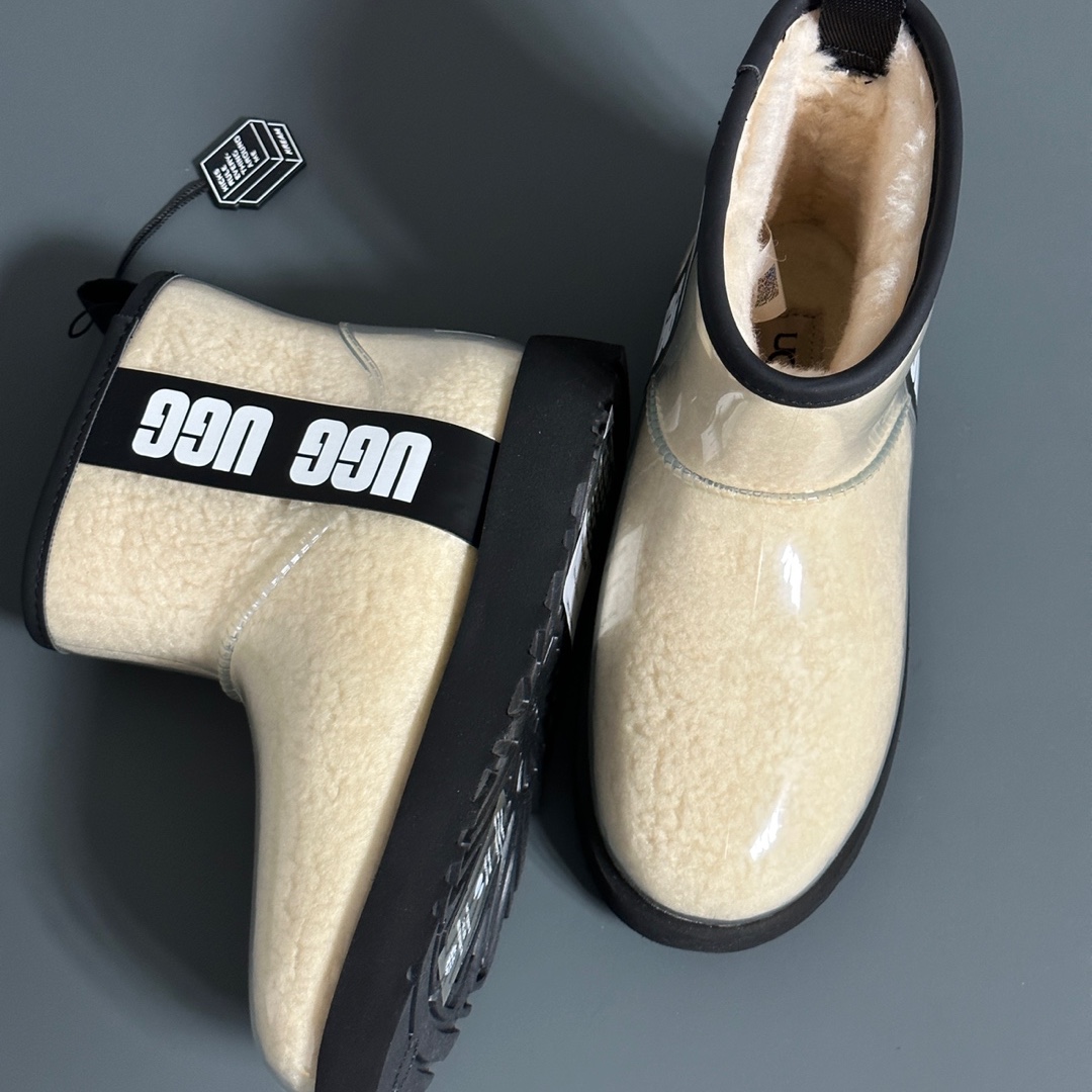 (W) UGG Classic Clear Mini Boots Natural Black 착용 스타일 - 2