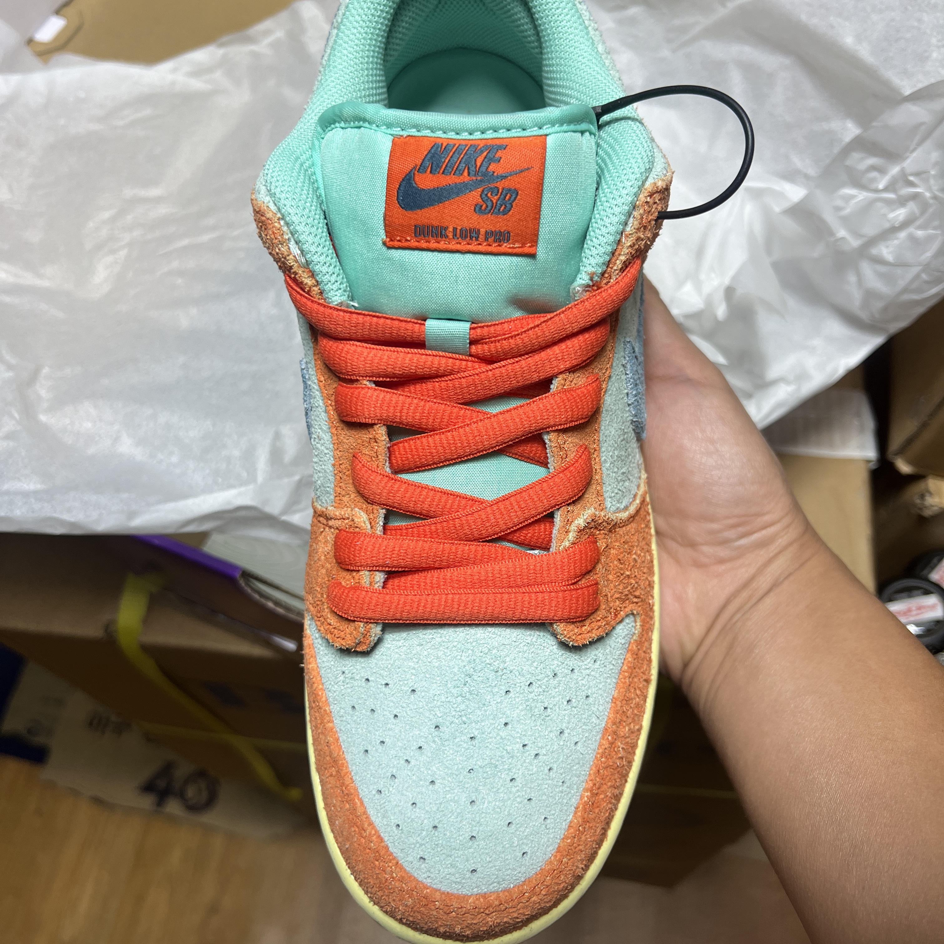 Nike SB Dunk Low Pro Premium Orange and Emerald Rise 착용 스타일 - 3