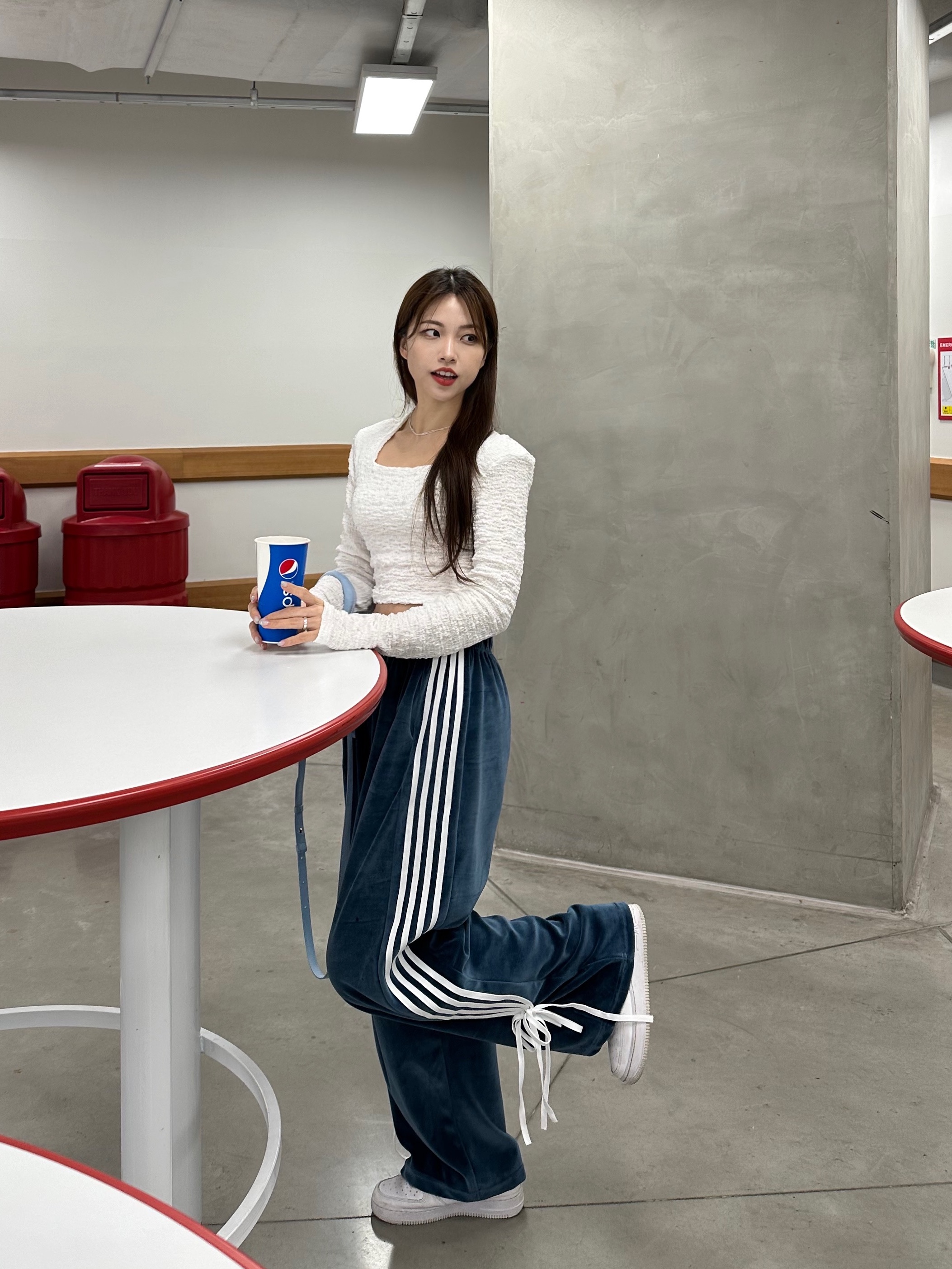 Jacquemus Le Chiquito Moyen Signature Handbag Light Blue, (W) Nike Air Force 1 '07 Low White 착용 스타일 - 2