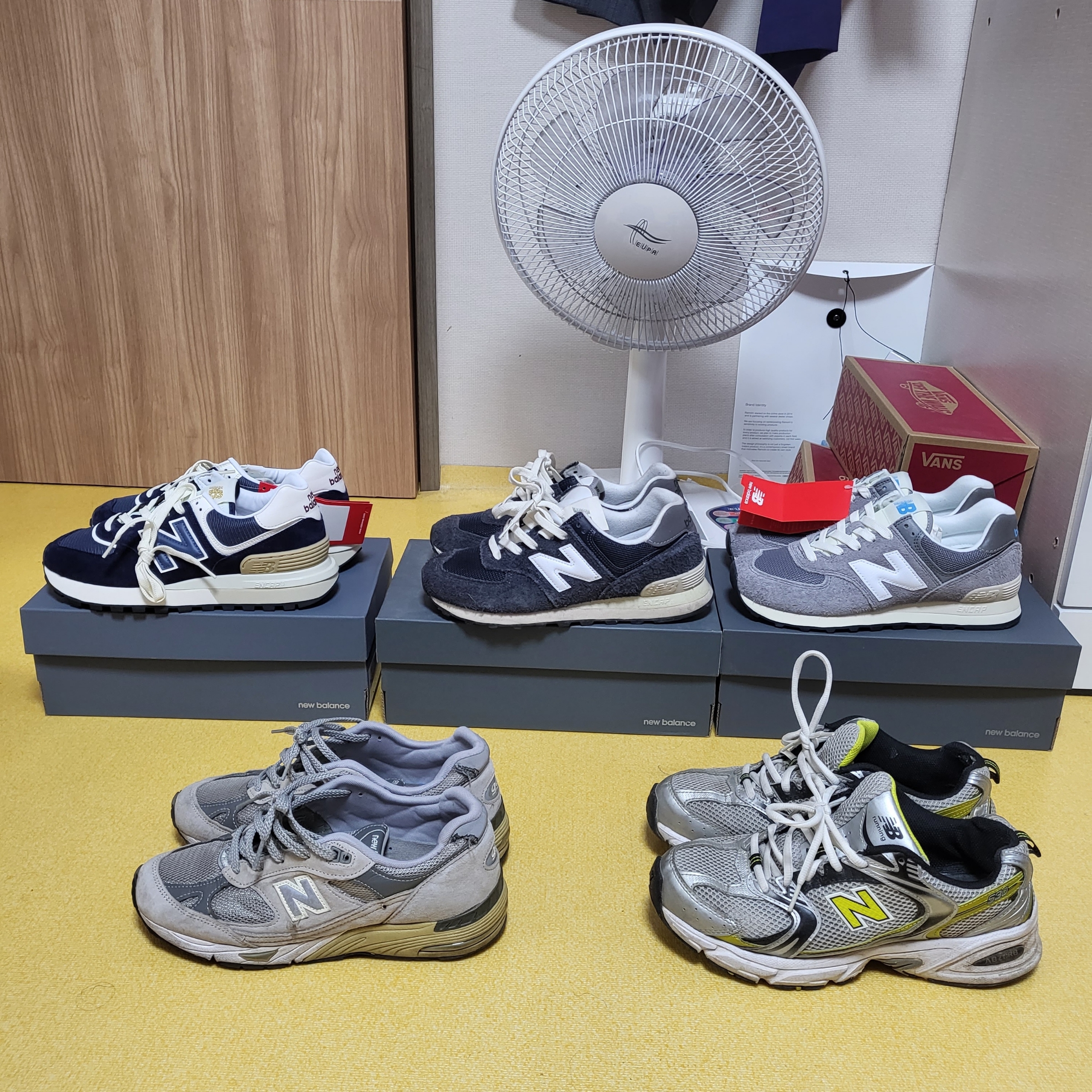 New Balance 574 Legacy Navy, (W) New Balance 991 Made in UK Grey 착용 스타일