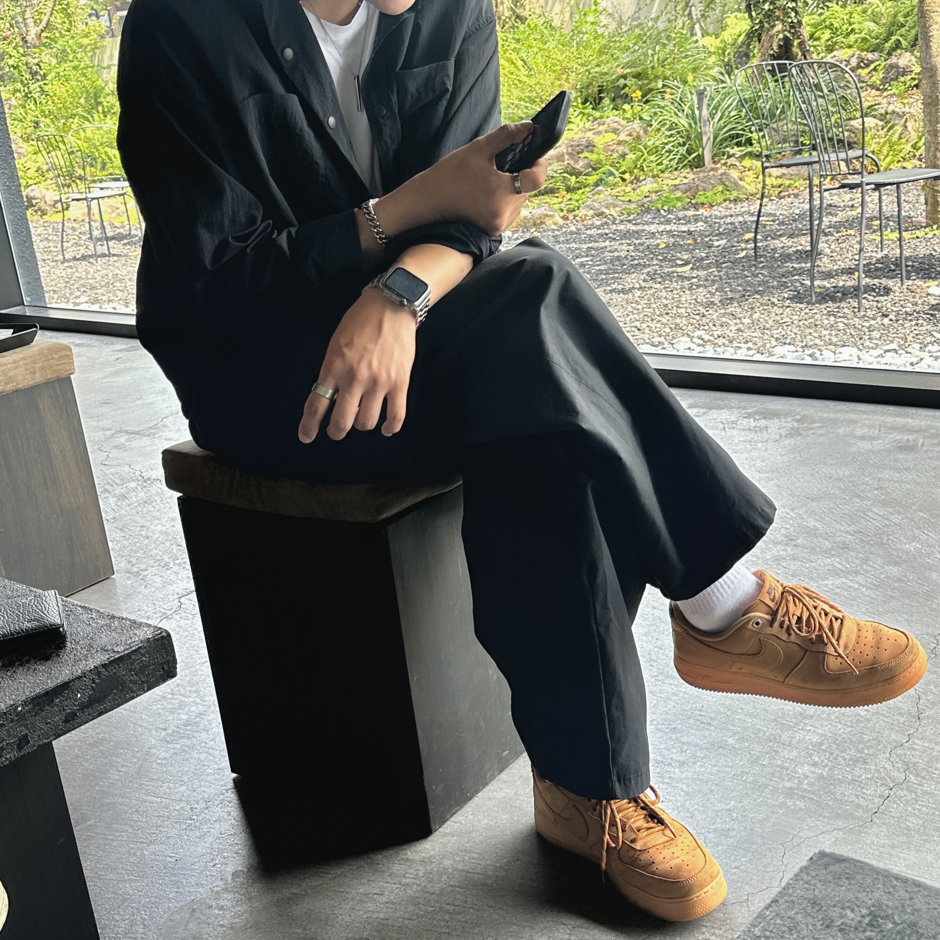 Nike Air Force 1 '07 WB Flax, Apple Watch SE 44mm GPS Midnight Aluminum Case with Sport Band Midnight (Korean Ver.) 착용 스타일