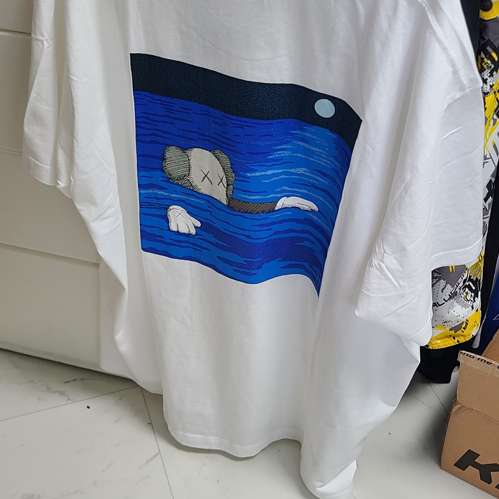 Uniqlo UT x Kaws Short Sleeve Graphic T-Shirt White 착용 스타일 - 1