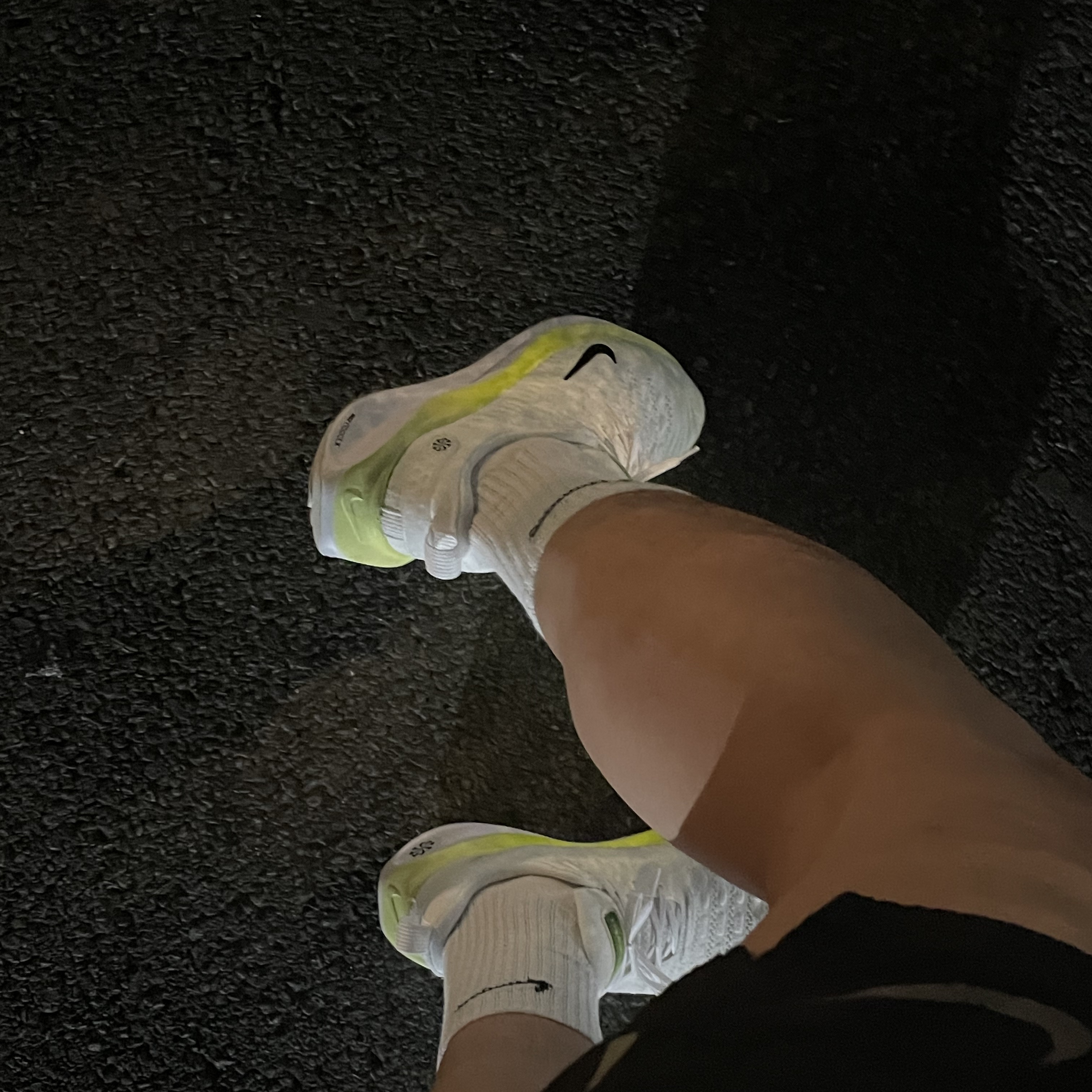 Nike ReactX Infinity Run 4 White Light Lemon Twist 착용 스타일