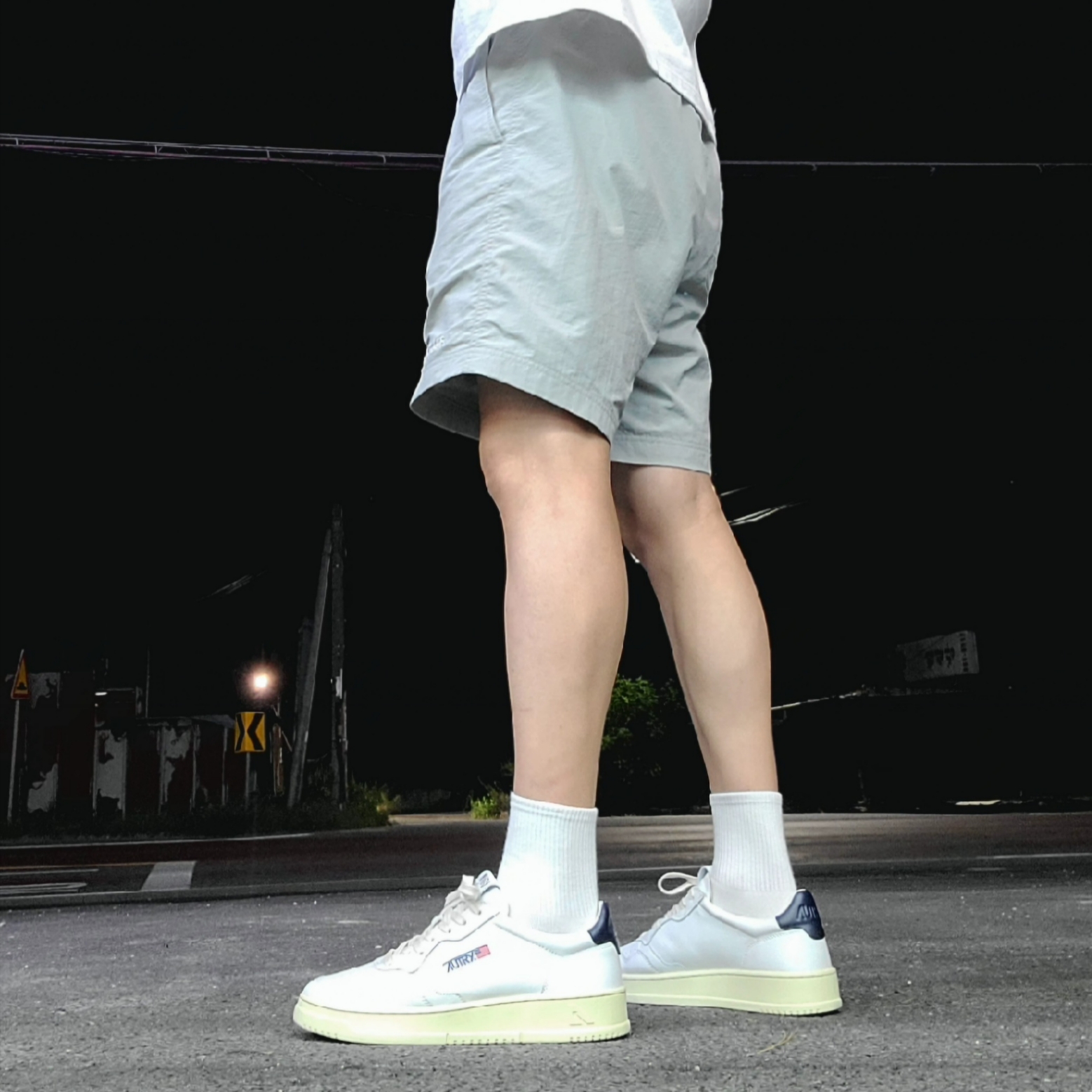 Autry Medalist Low Leather Sneakers White Blue 착용 스타일 - 1