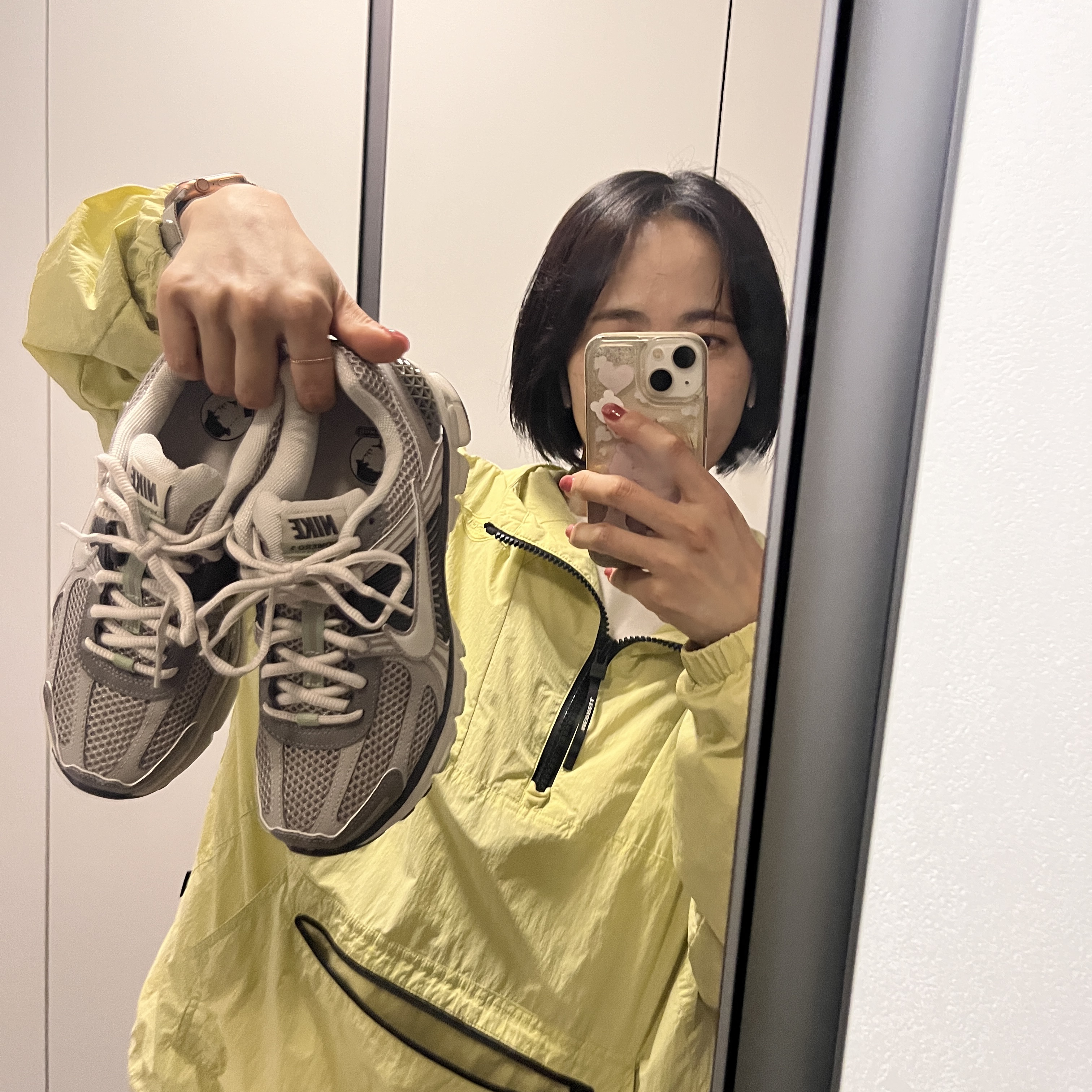 (W) Nike Zoom Vomero 5 Cobblestone and Flat Pewter 착용 스타일