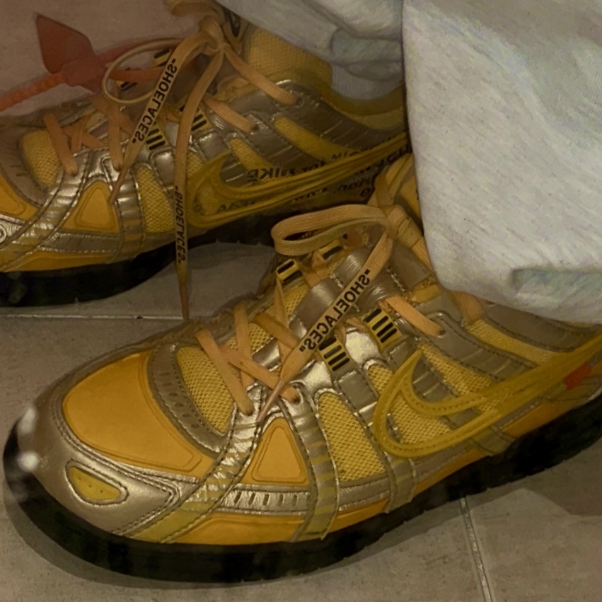 Nike x Off-White Air Rubber Dunk University Gold 착용 스타일