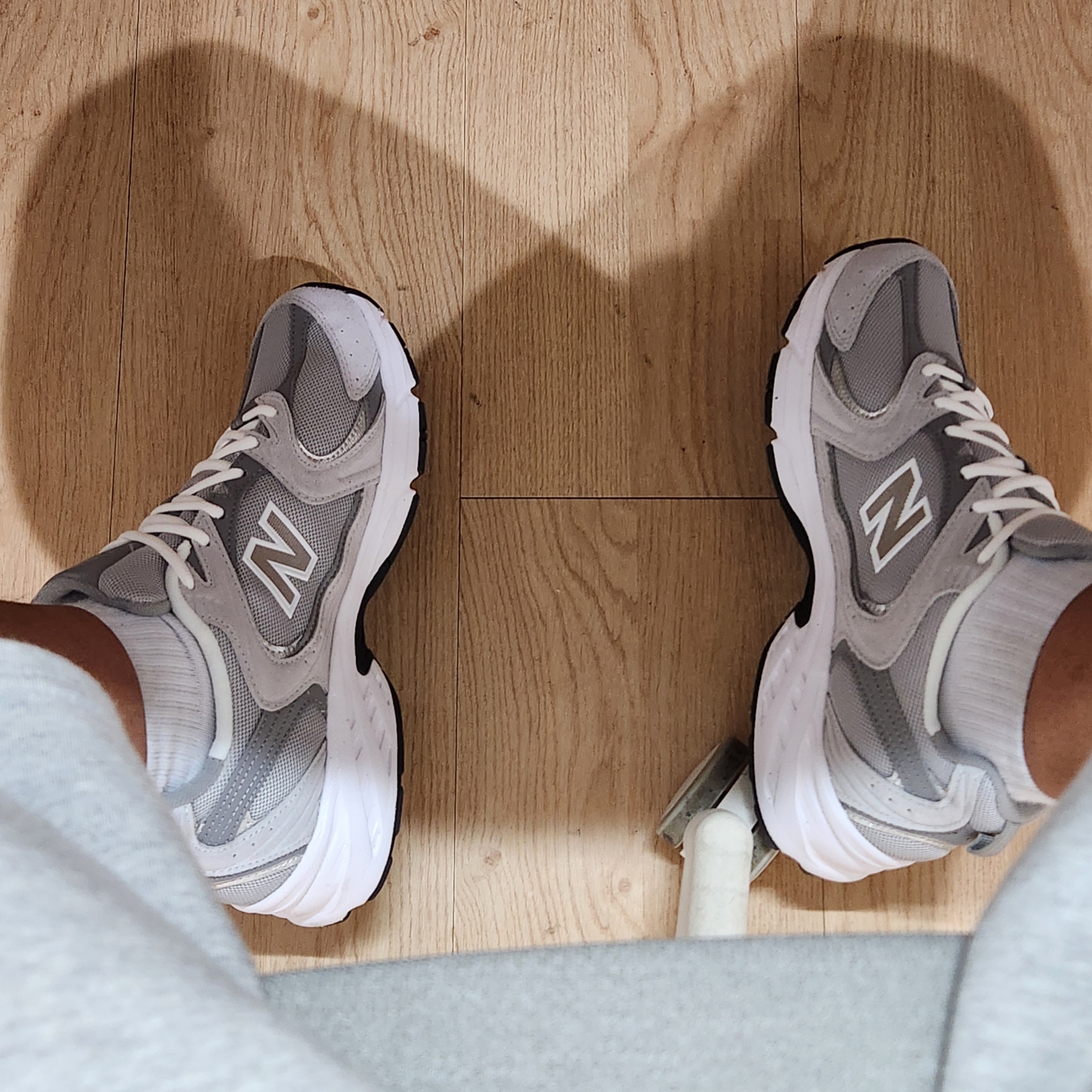 New Balance 530 Grey 착용 스타일