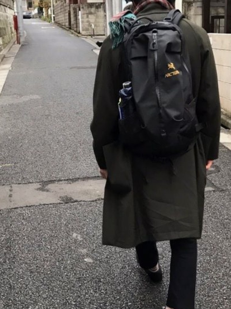 Arc'teryx Arro 16 Backpack Black, Arc'teryx Mantis 26 Backpack Black 착용 스타일 - 3