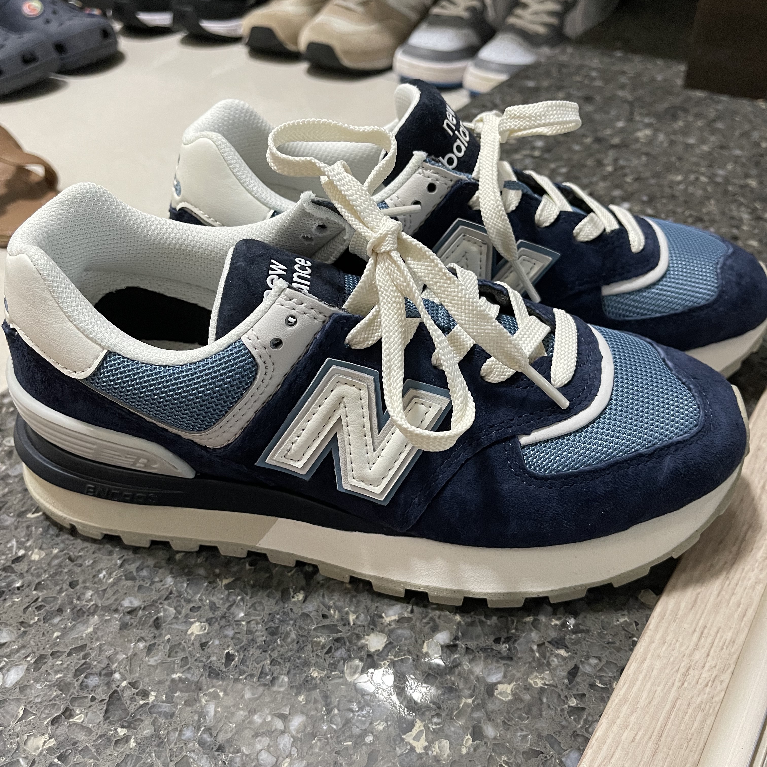 New Balance 574 Legacy Navy Sea Salt 착용 스타일 - 1