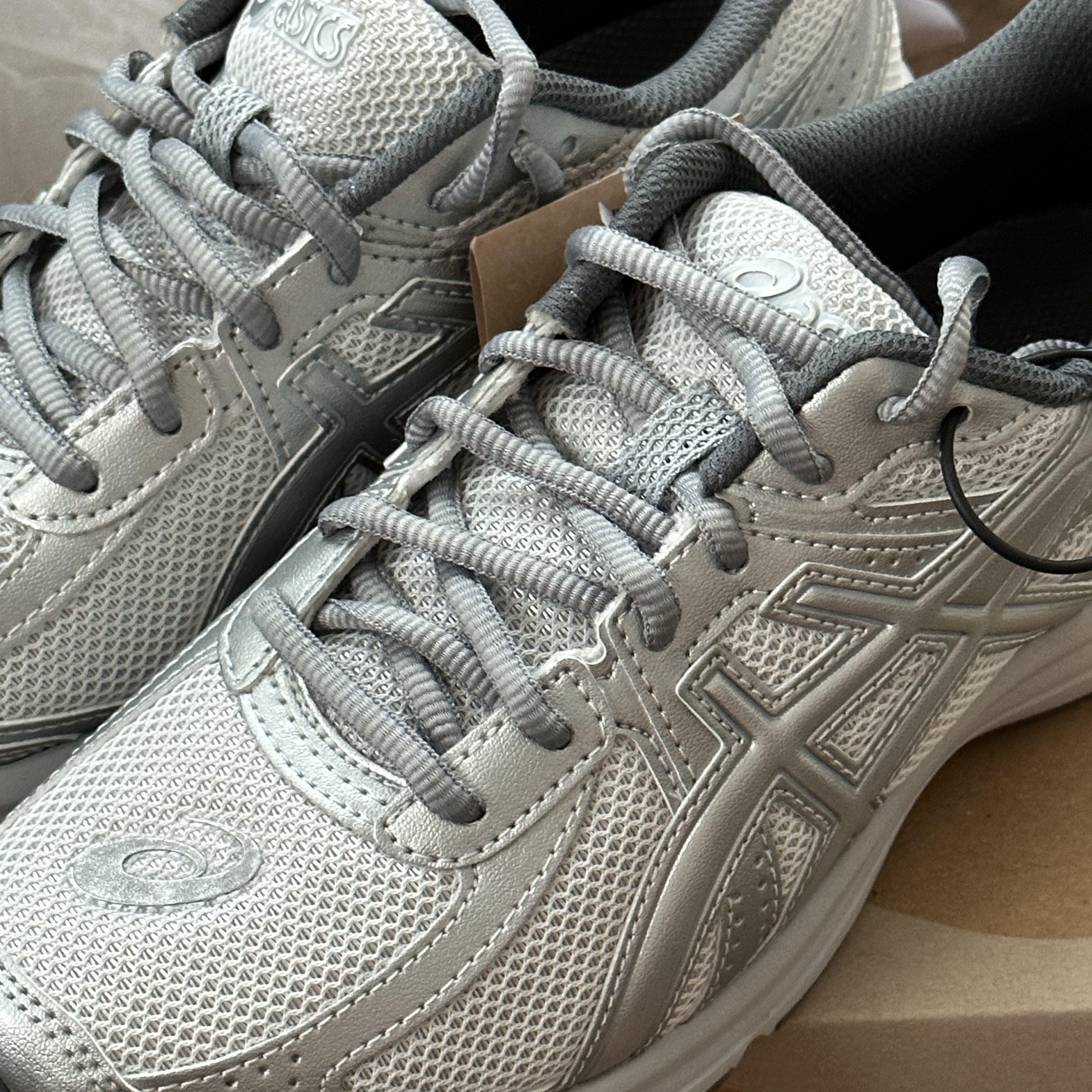 Asics Jog 100 S SMU Glacier Grey Pure Silver - 2E Wide 착용 스타일