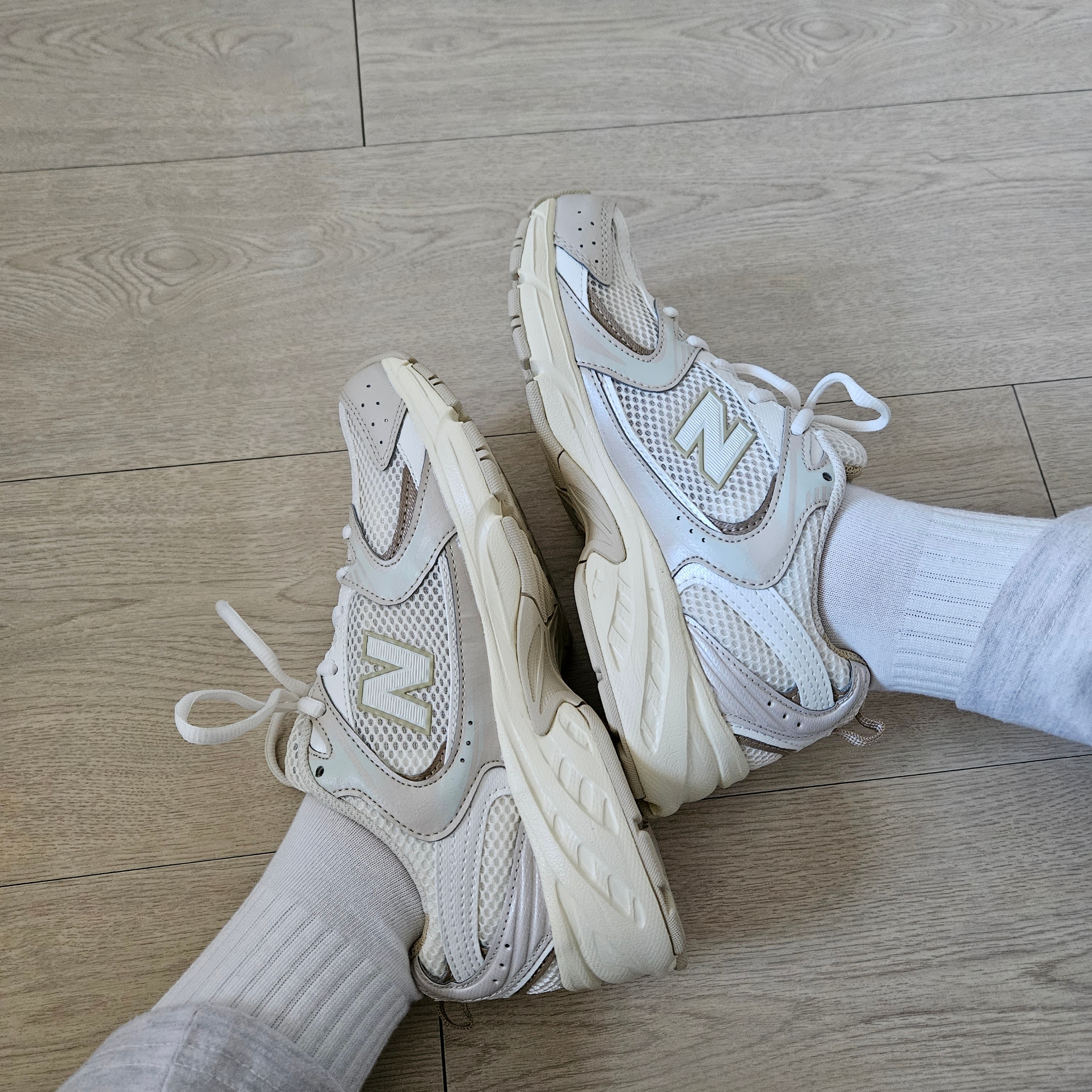 New Balance 530 Beige Angora 착용 스타일 - 1
