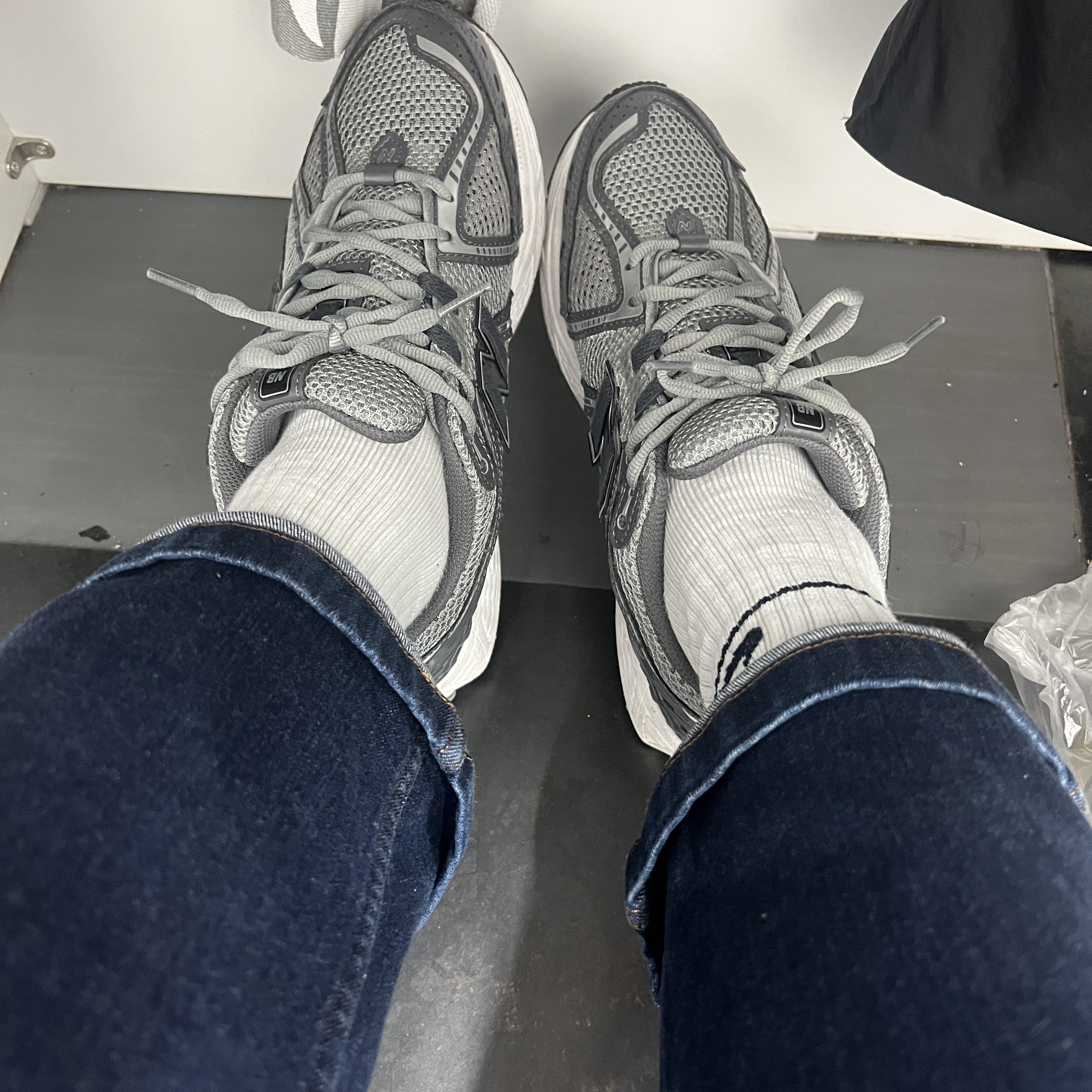 New Balance 1906R Dark Grey 착용 스타일 - 2