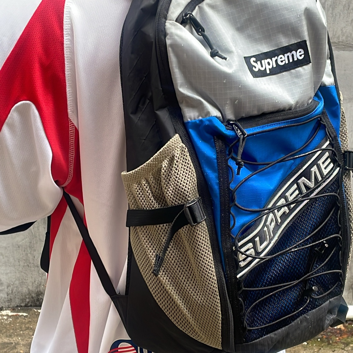 Supreme Hooded Soccer Jersey White - 23FW, Supreme Backpack Blue - 23FW 착용 스타일 - 2