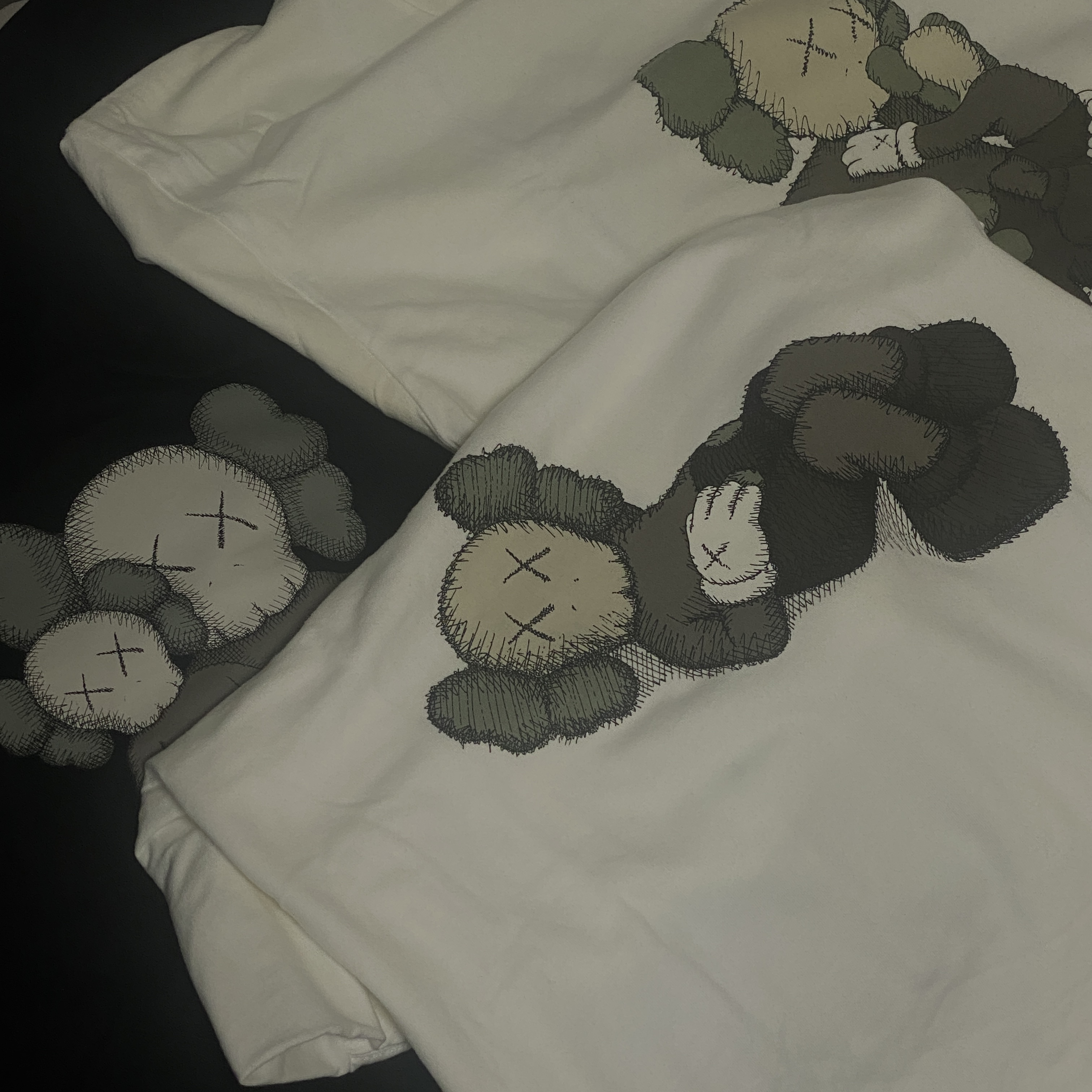 Uniqlo UT x Kaws Short Sleeve Graphic T-Shirt Black - KR, Uniqlo x Kaws Tokyo First T-Shirt White - JP 착용 스타일