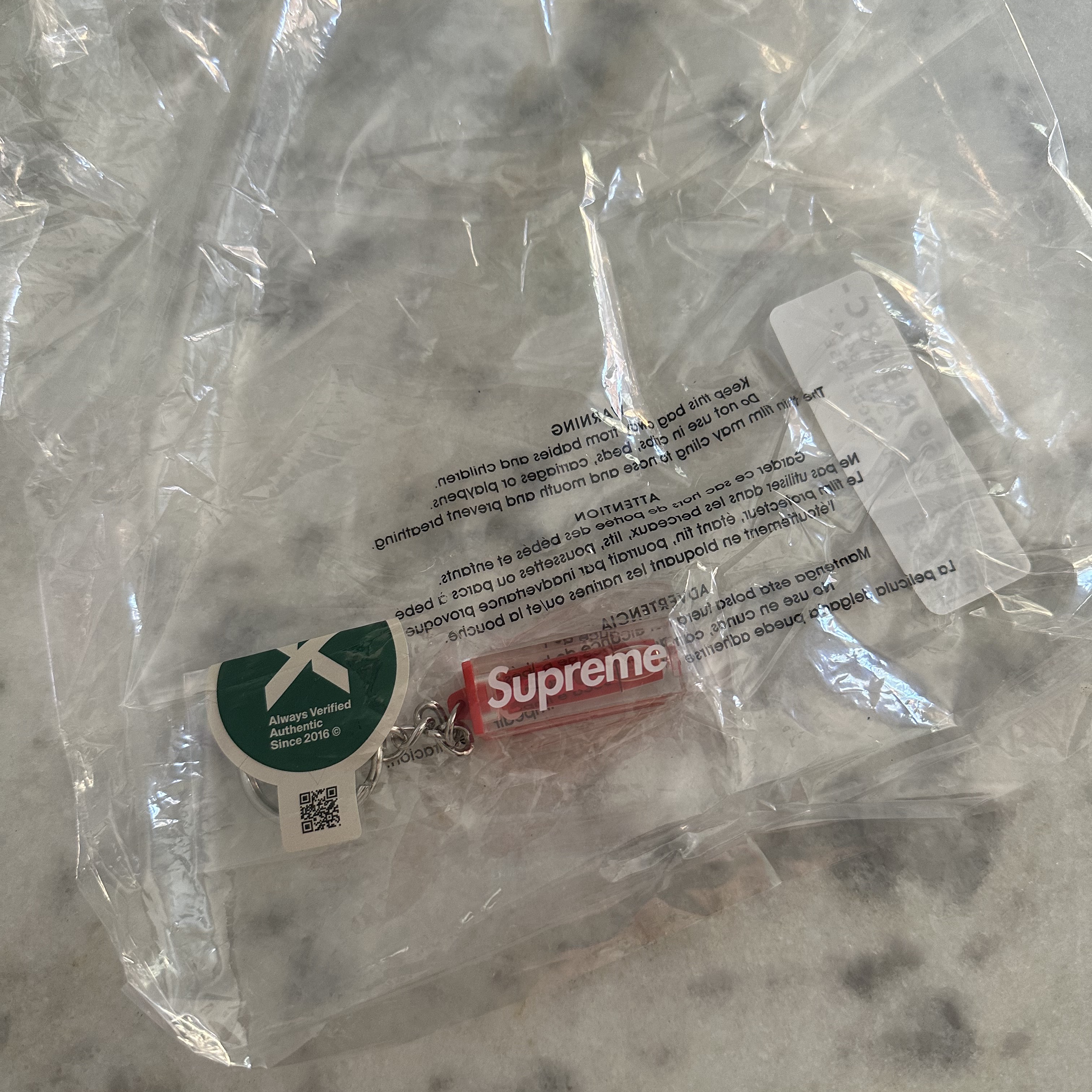 Supreme Level Keychain Red - 18FW 착용 스타일 - 1