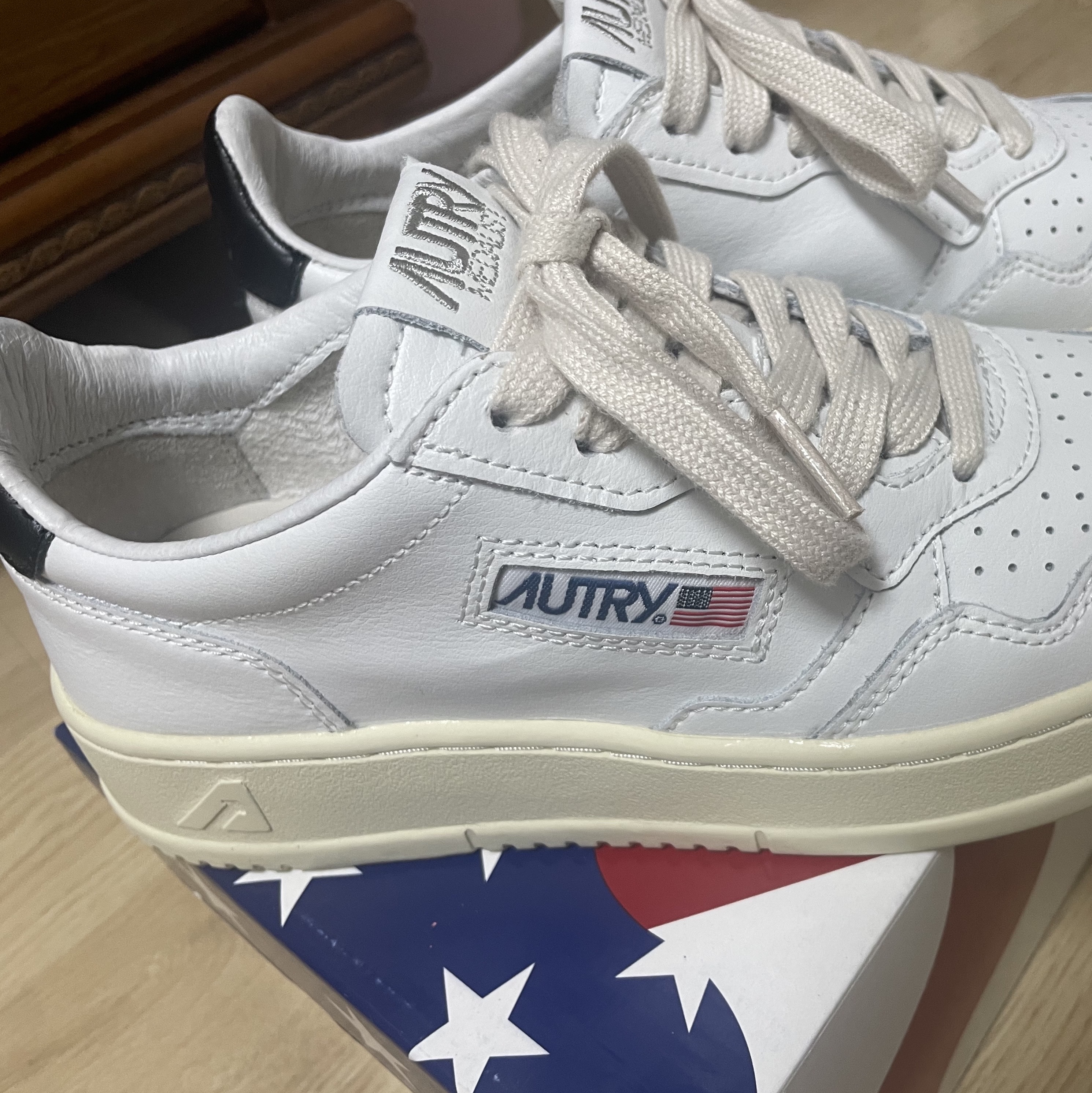(W) Autry Medalist Low Leather Sneakers White Black 착용 스타일 - 1