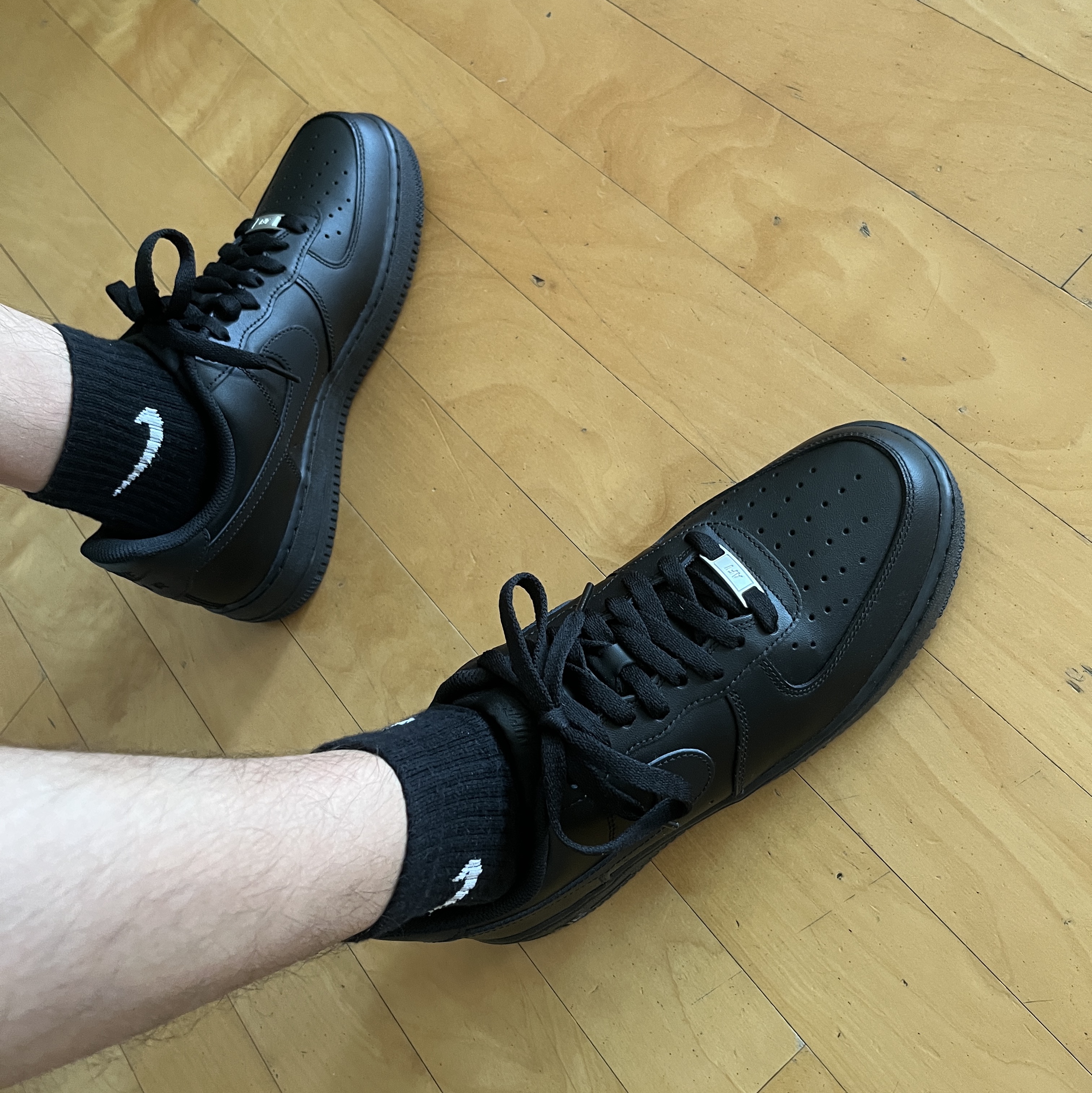 Nike Air Force 1 '07 Low Triple Black 착용 스타일 - 2