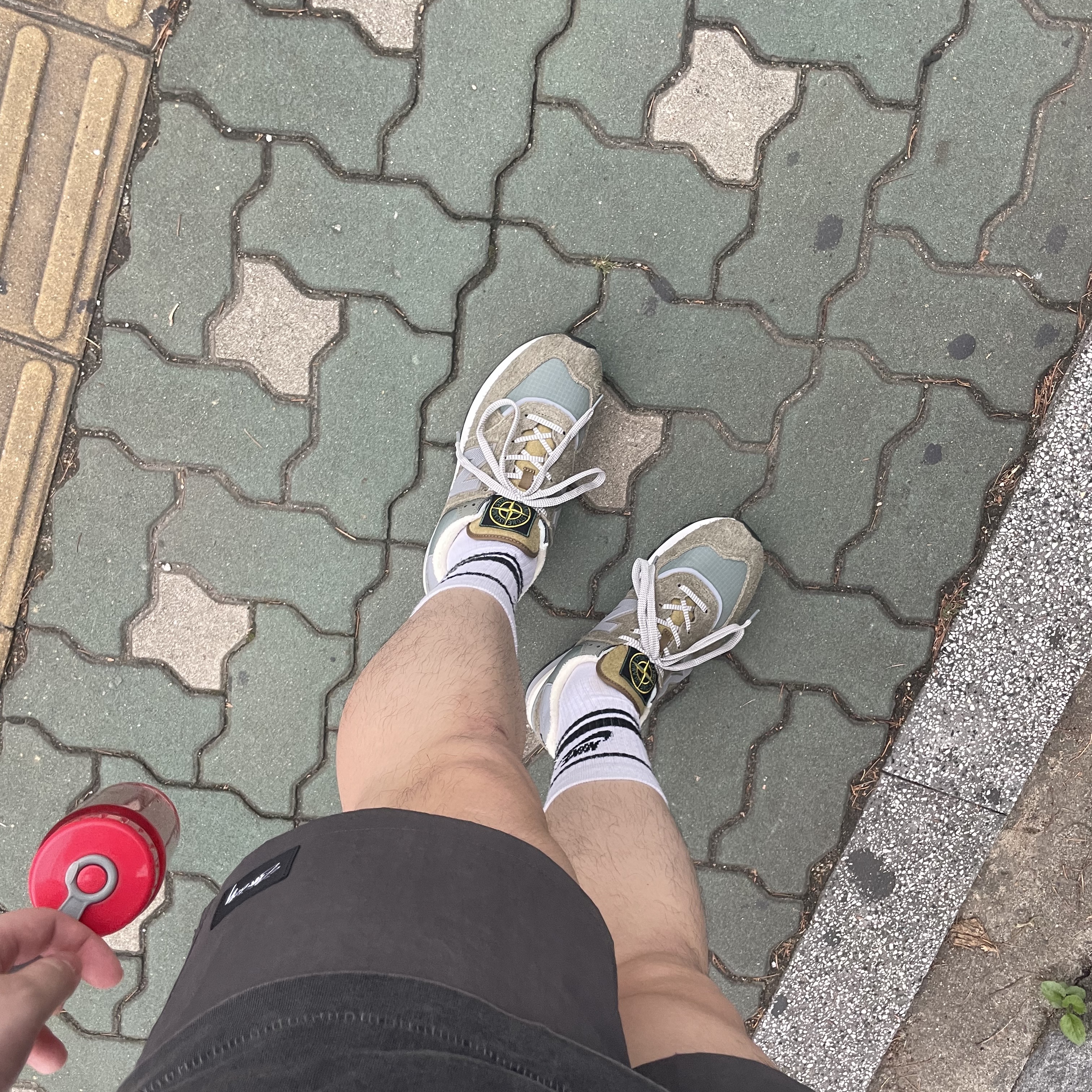 Stussy Wave Dye Nylon Shorts Black, New Balance x Stone Island 574 Legacy Green 착용 스타일