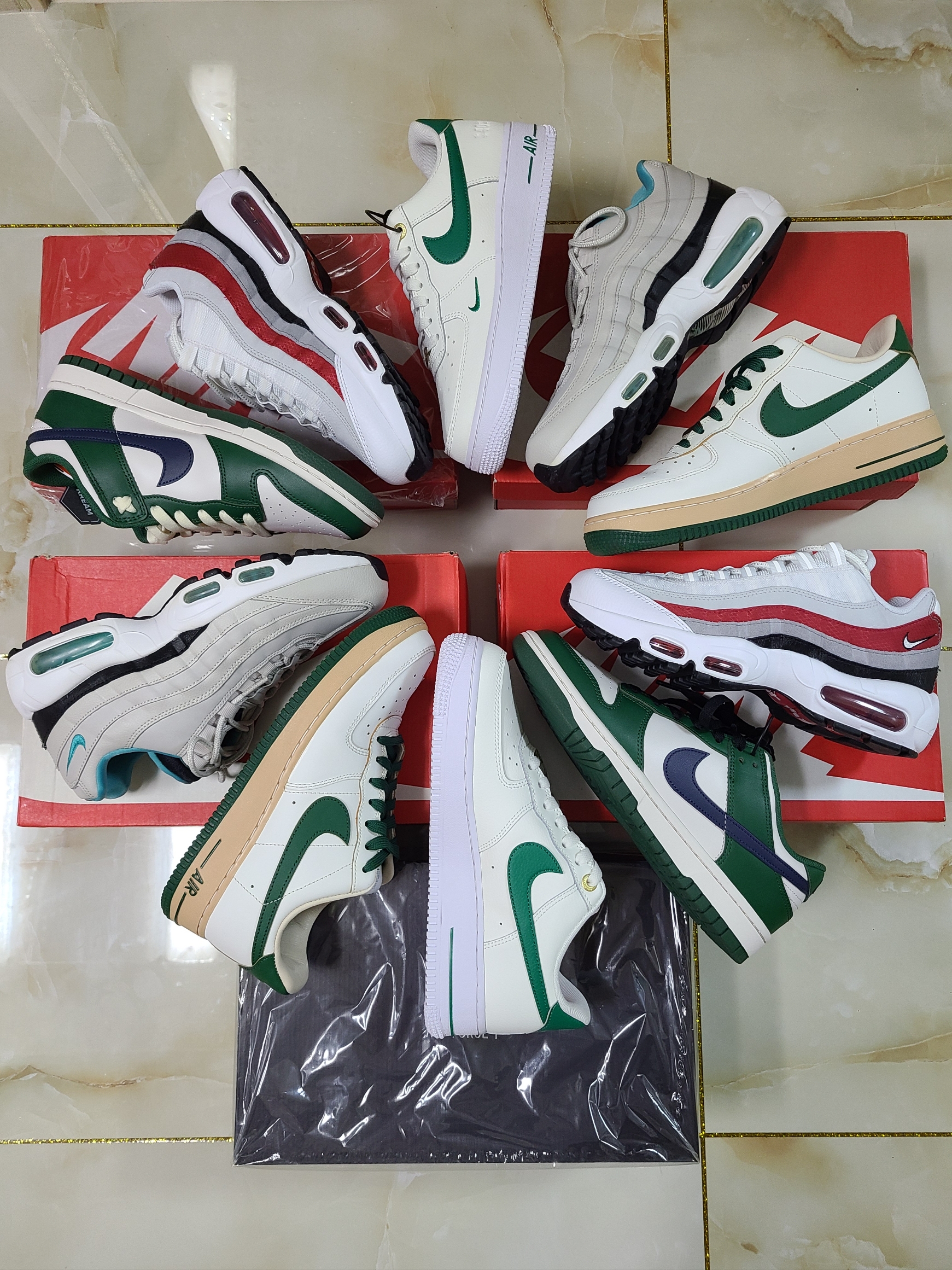 (W) Nike Dunk Low Gorge Green, Nike Air Max 95 Essential Light Bone 착용 스타일 - 1