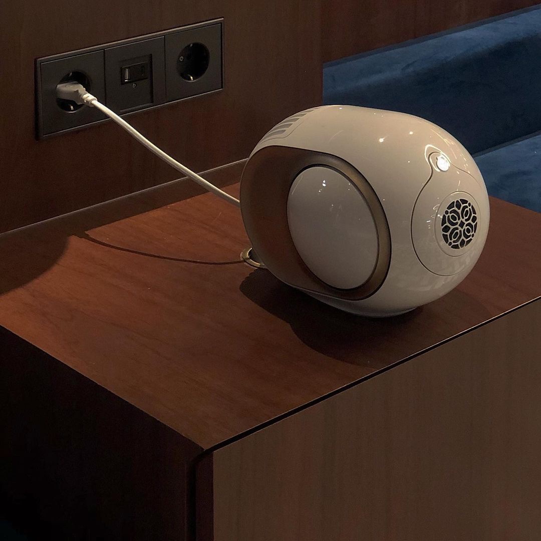 Devialet Phantom2 Opera Speaker Gold 착용 스타일