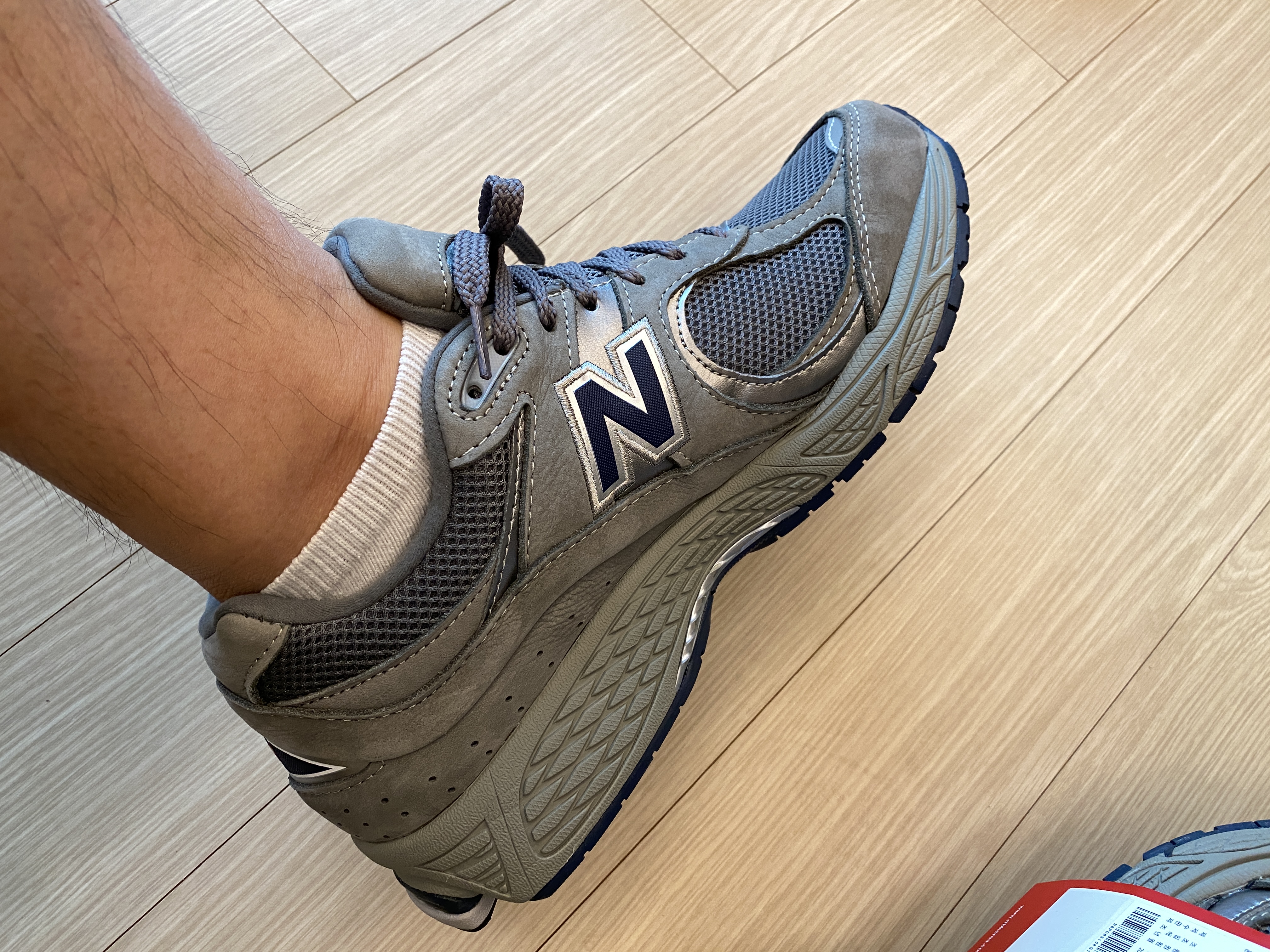 New Balance 2002R Gray 착용 스타일 - 3