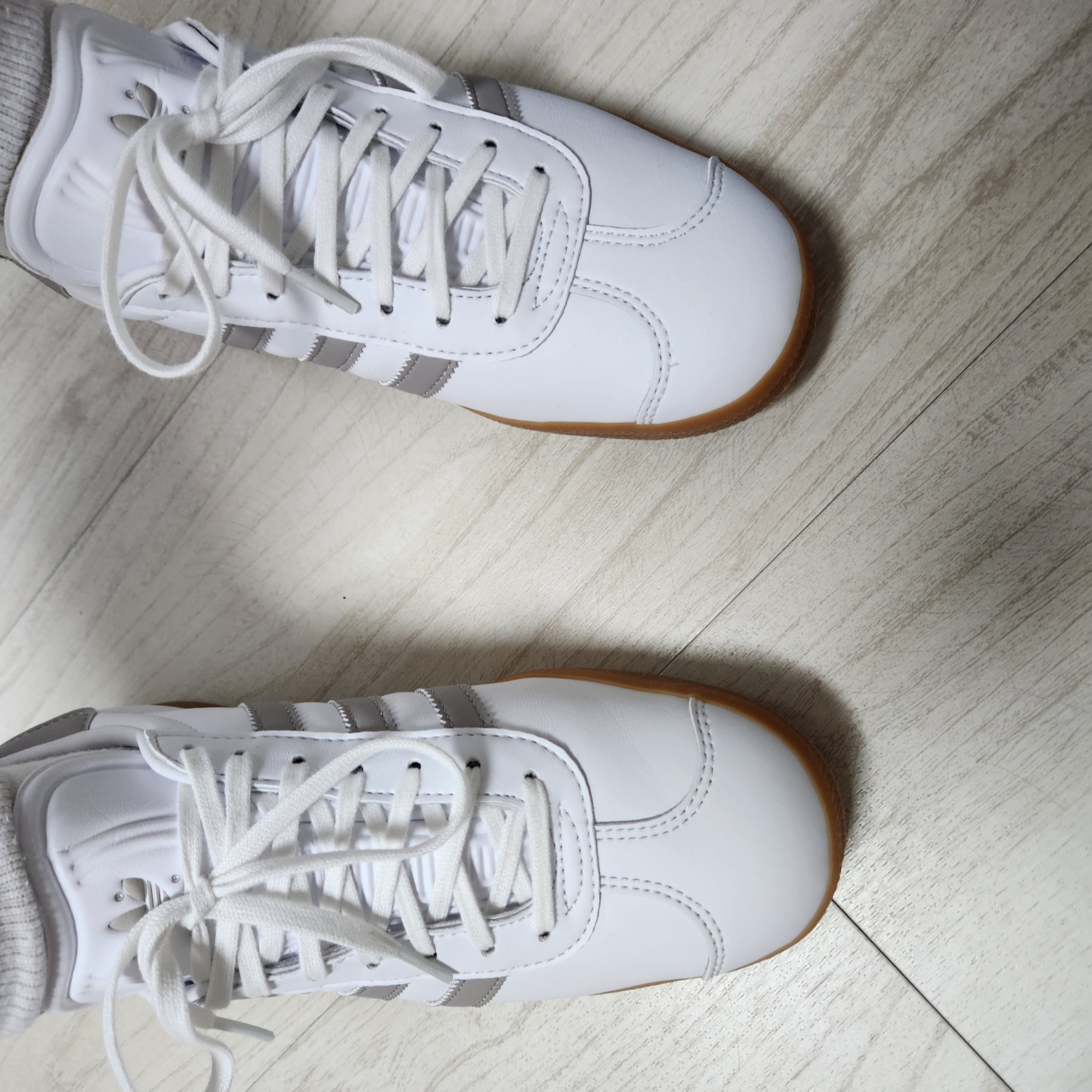 Adidas Gazelle White Grey 착용 스타일