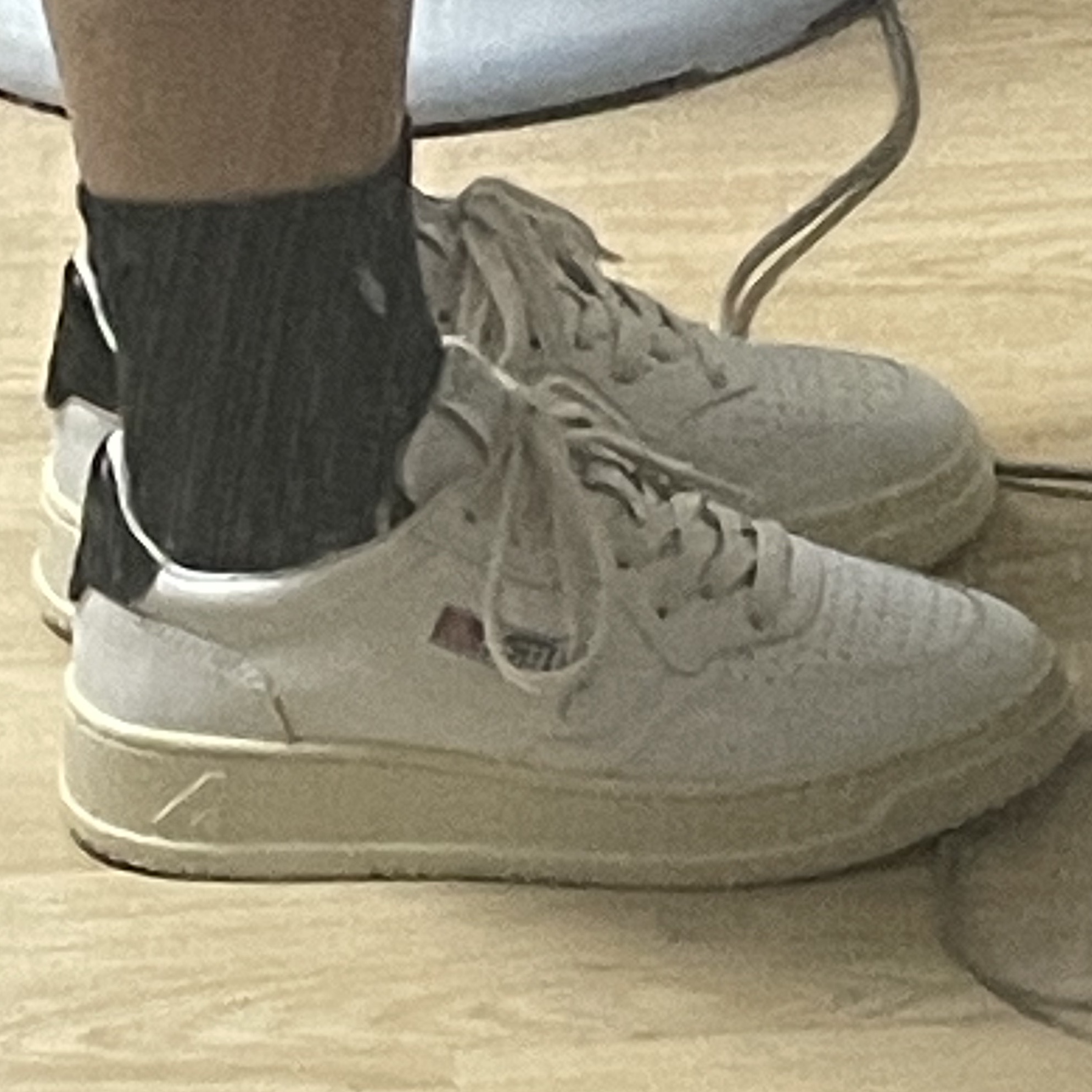 (W) Autry Medalist Low Leather Sneakers White Black 착용 스타일 - 2