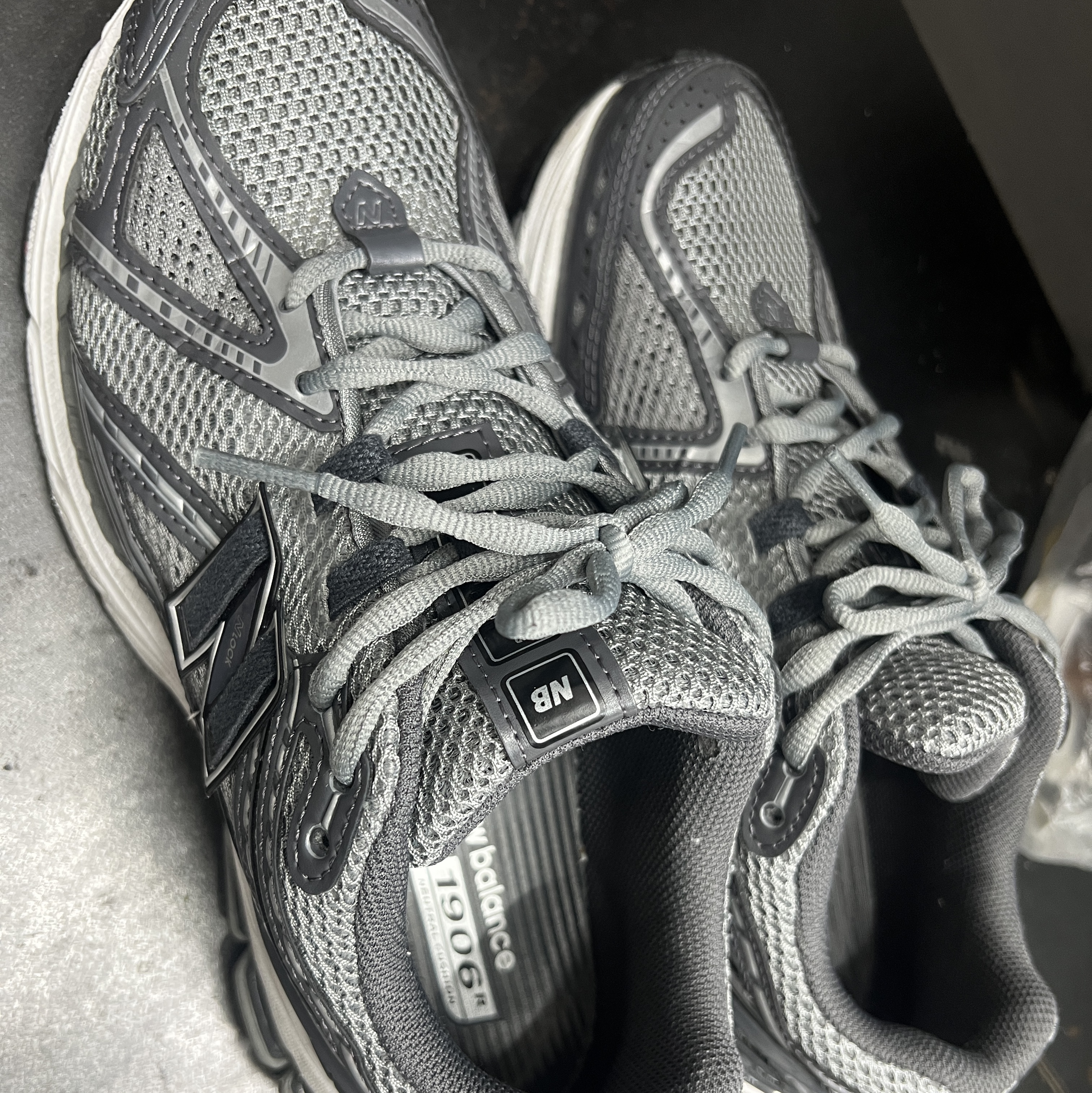 New Balance 1906R Dark Grey 착용 스타일 - 1