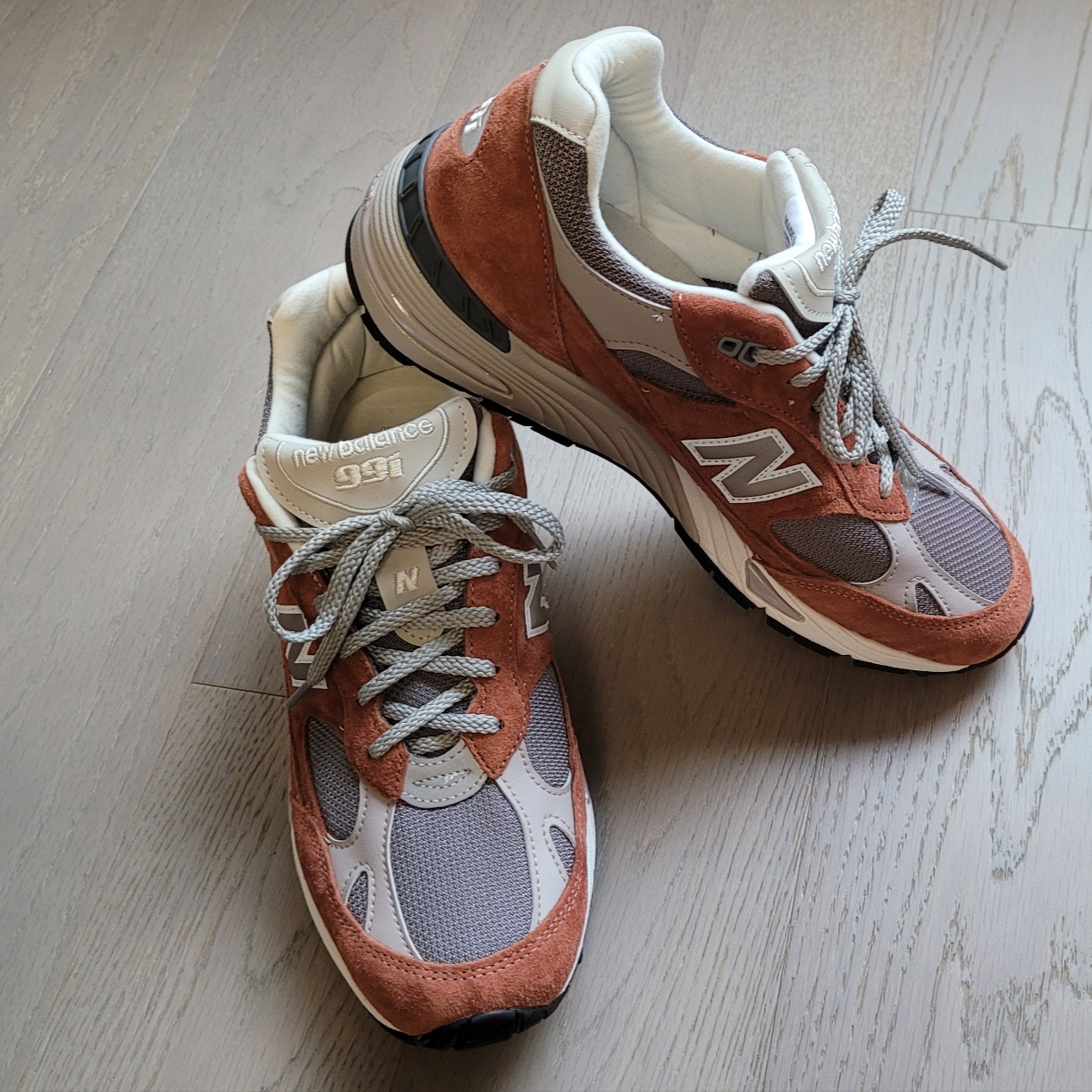 New Balance 991 Made in UK Sequoia Falcon 착용 스타일 - 3