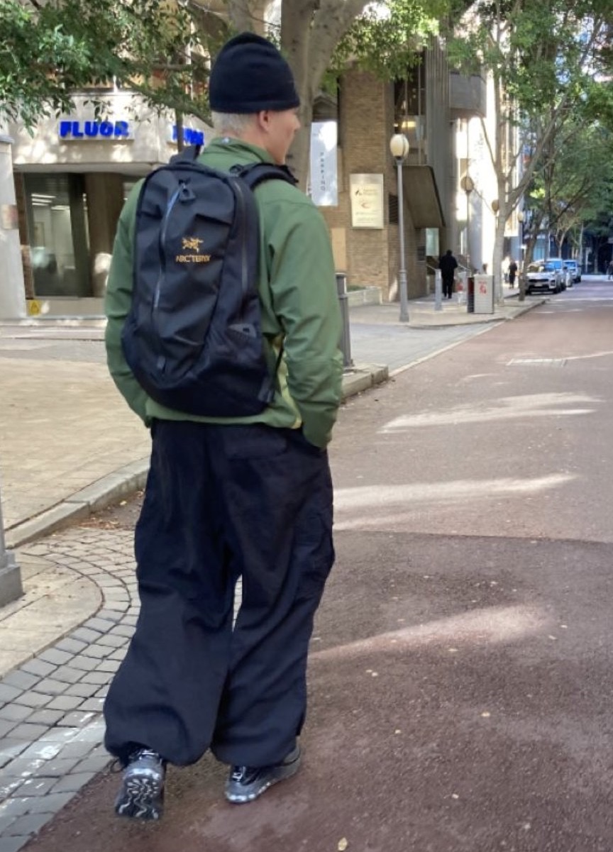 Arc'teryx Arro 16 Backpack Black, Arc'teryx Mantis 26 Backpack Black 착용 스타일 - 2