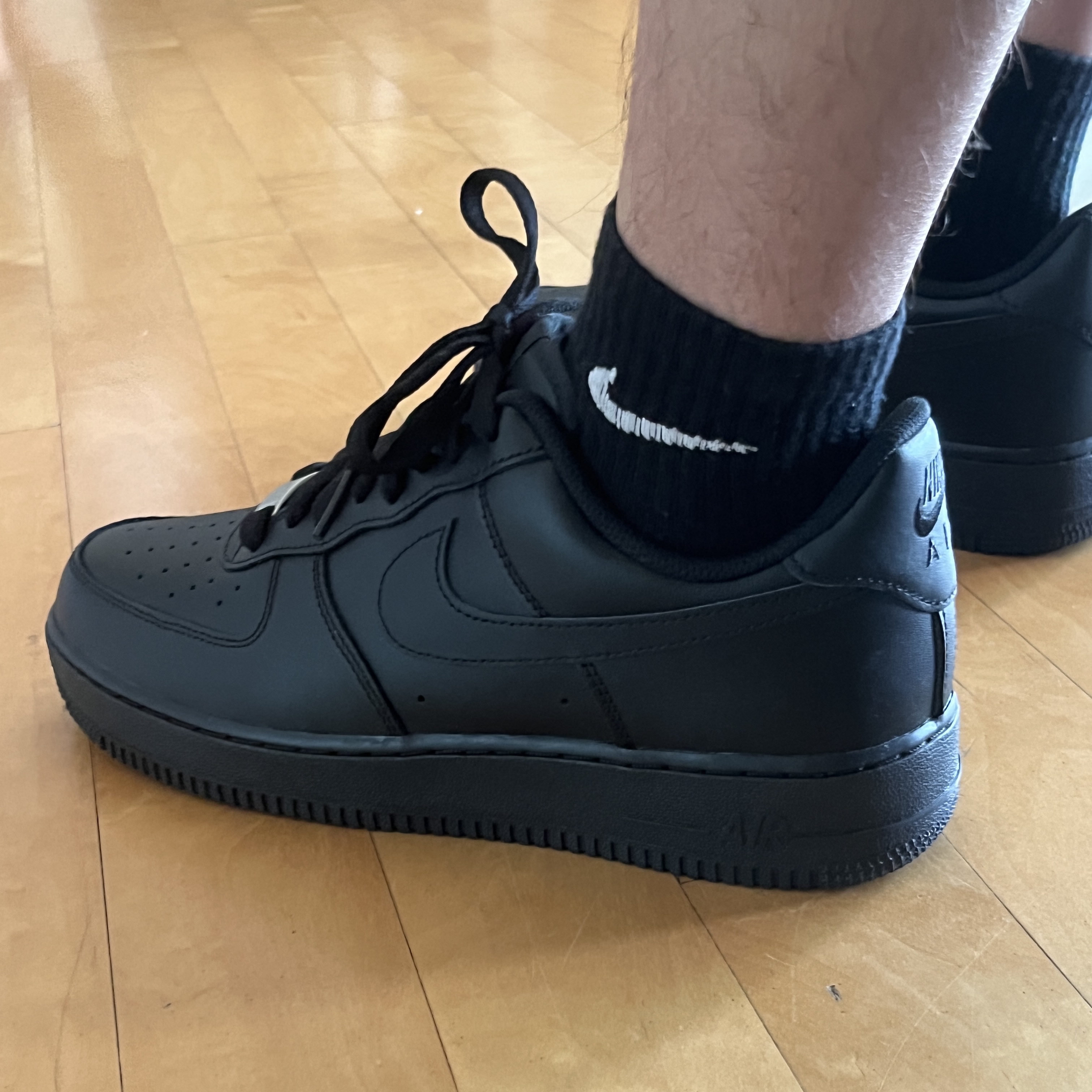Nike Air Force 1 '07 Low Triple Black 착용 스타일 - 1