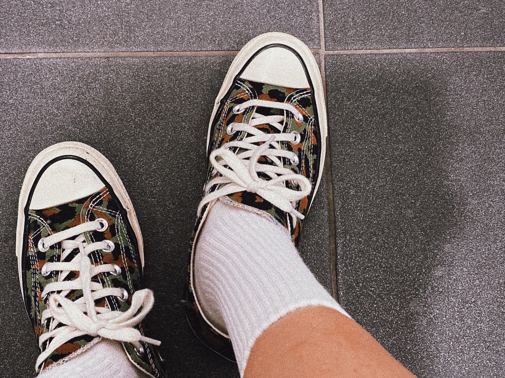 Our Legacy Ladon Leather Keychain Olive, Converse x Invincible x Wacko Maria Chuck 70 Ox Animal Print 착용 스타일 - 4