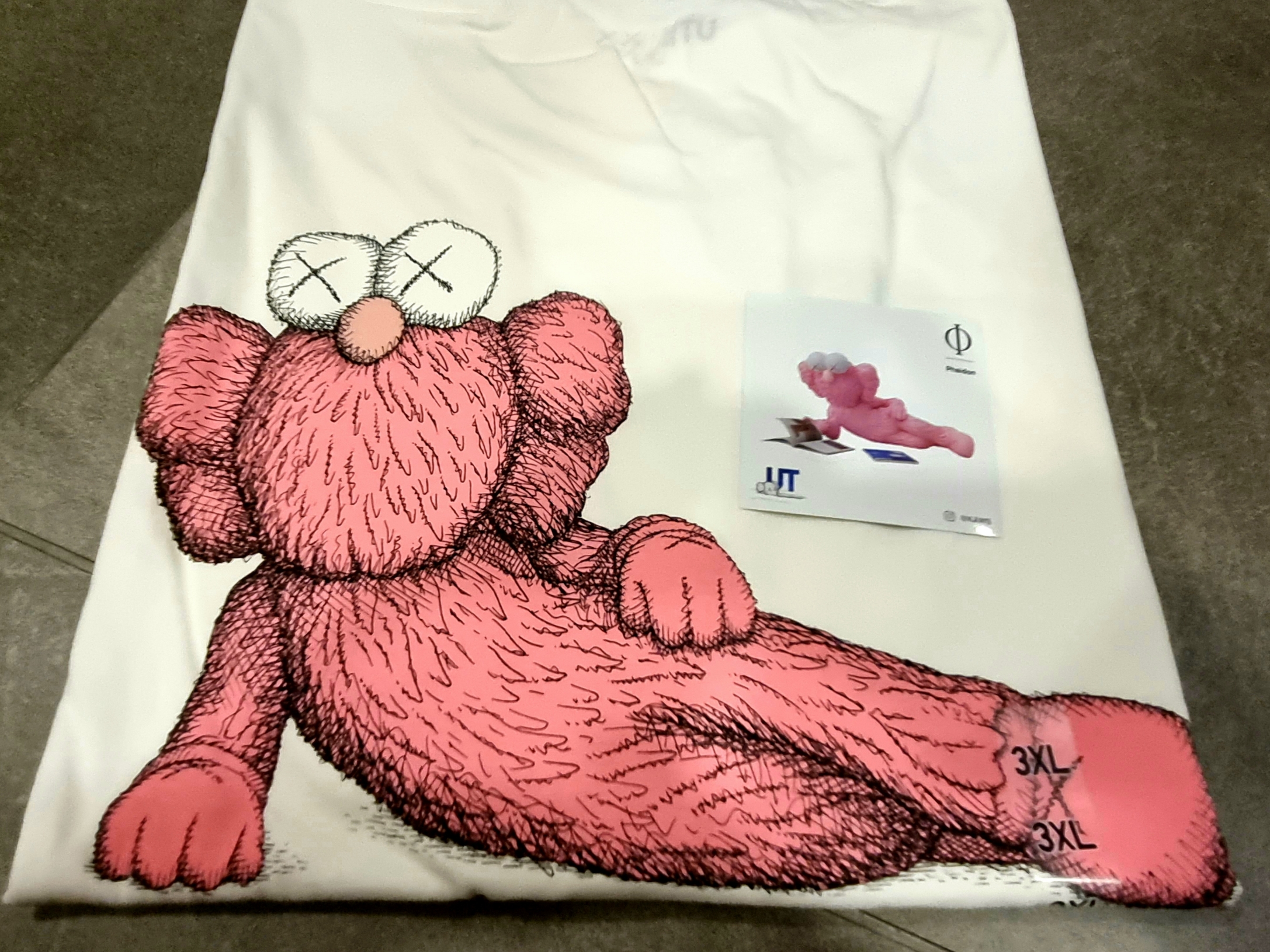 Uniqlo UT x Kaws Short Sleeve Graphic T-Shirt White, Uniqlo UT x Kaws Short Sleeve Graphic T-Shirt Black 착용 스타일 - 2